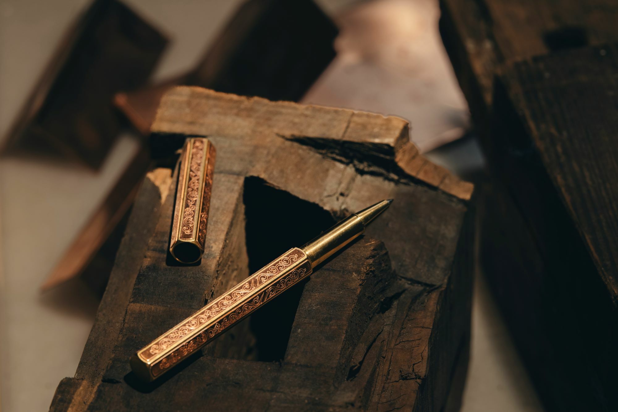 「蘭紋錺金具鋼珠筆」由多種金屬材料製成，重量適宜，具書寫穩定性