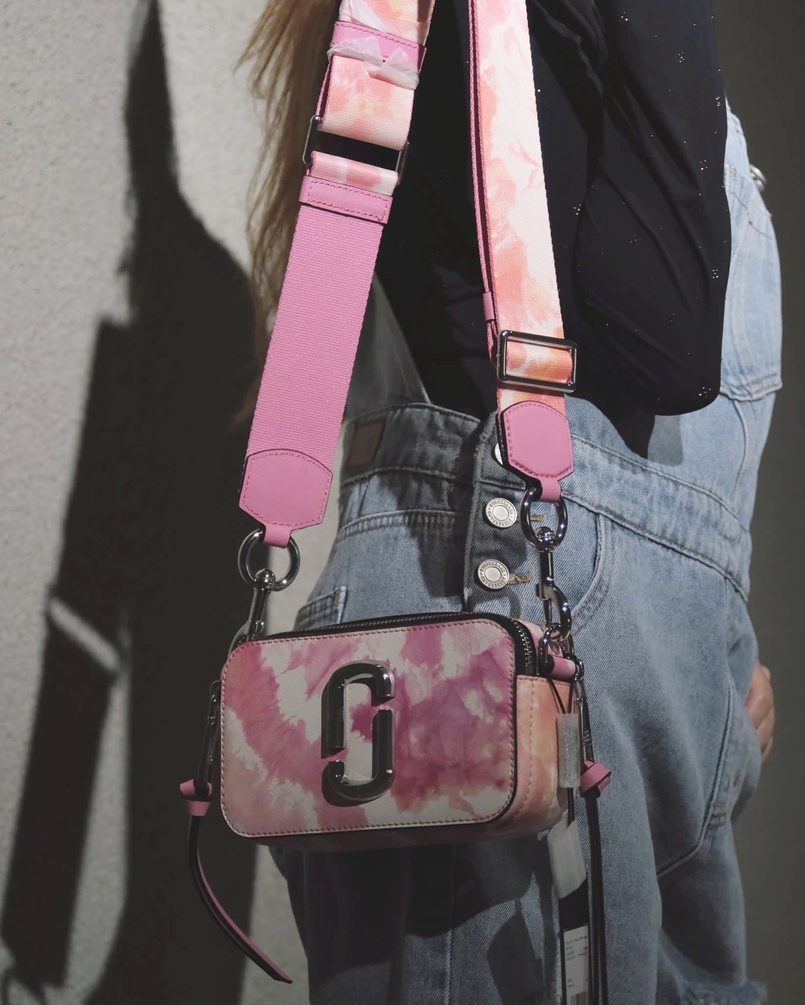 marc jacobs 粉紅扎染相機包-T