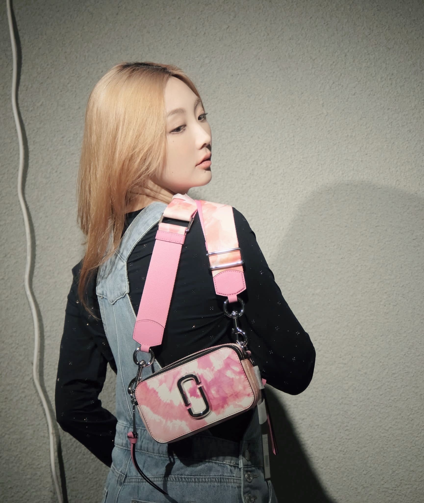 marc jacobs 粉紅扎染相機包-T