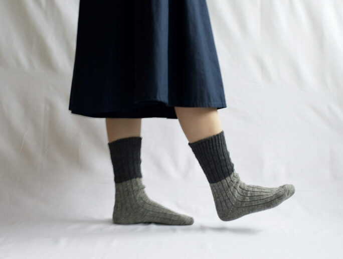 NISHIGUCHI KUTSUSHITA 羊毛混棉仿舊中筒襪