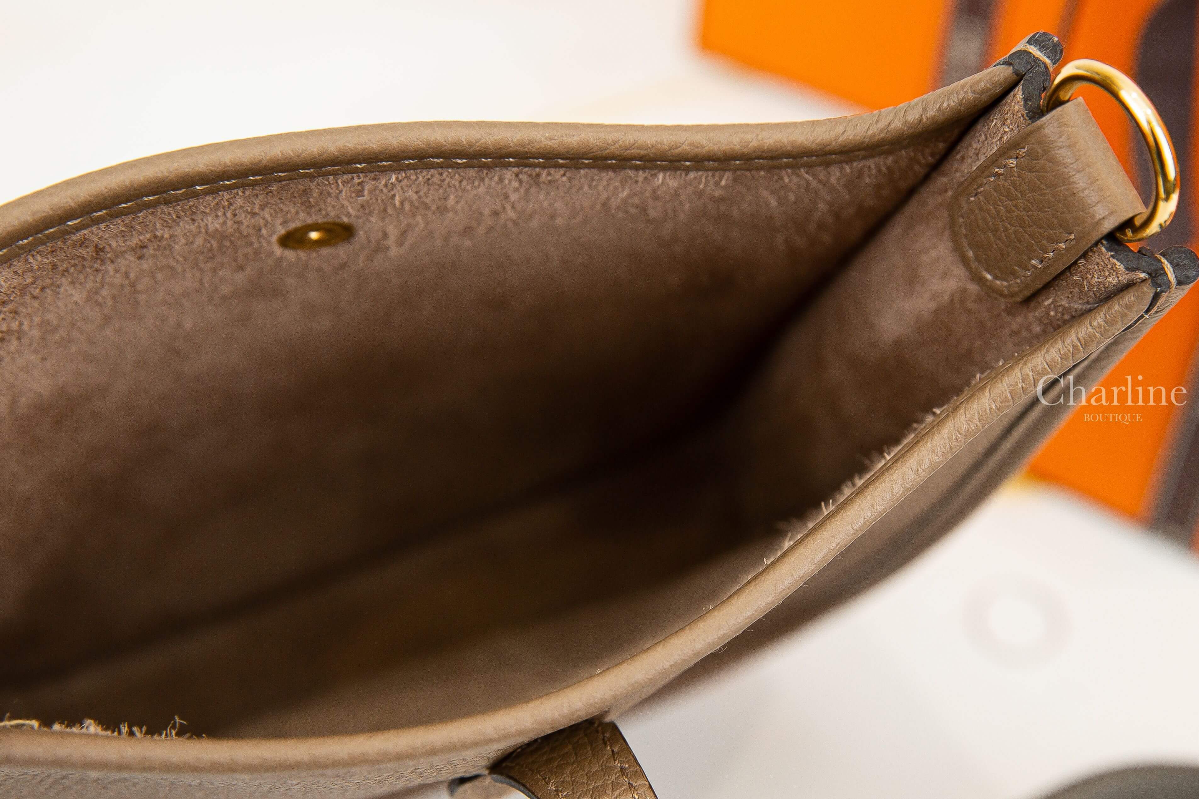 Hermès Evelyne TPM 16cm D0 Beige De Weimar Taurillon Clemence U刻威瑪犬米金釦器錫灰背帶簍空洞洞肩背包-Charline Boutique 精品代購