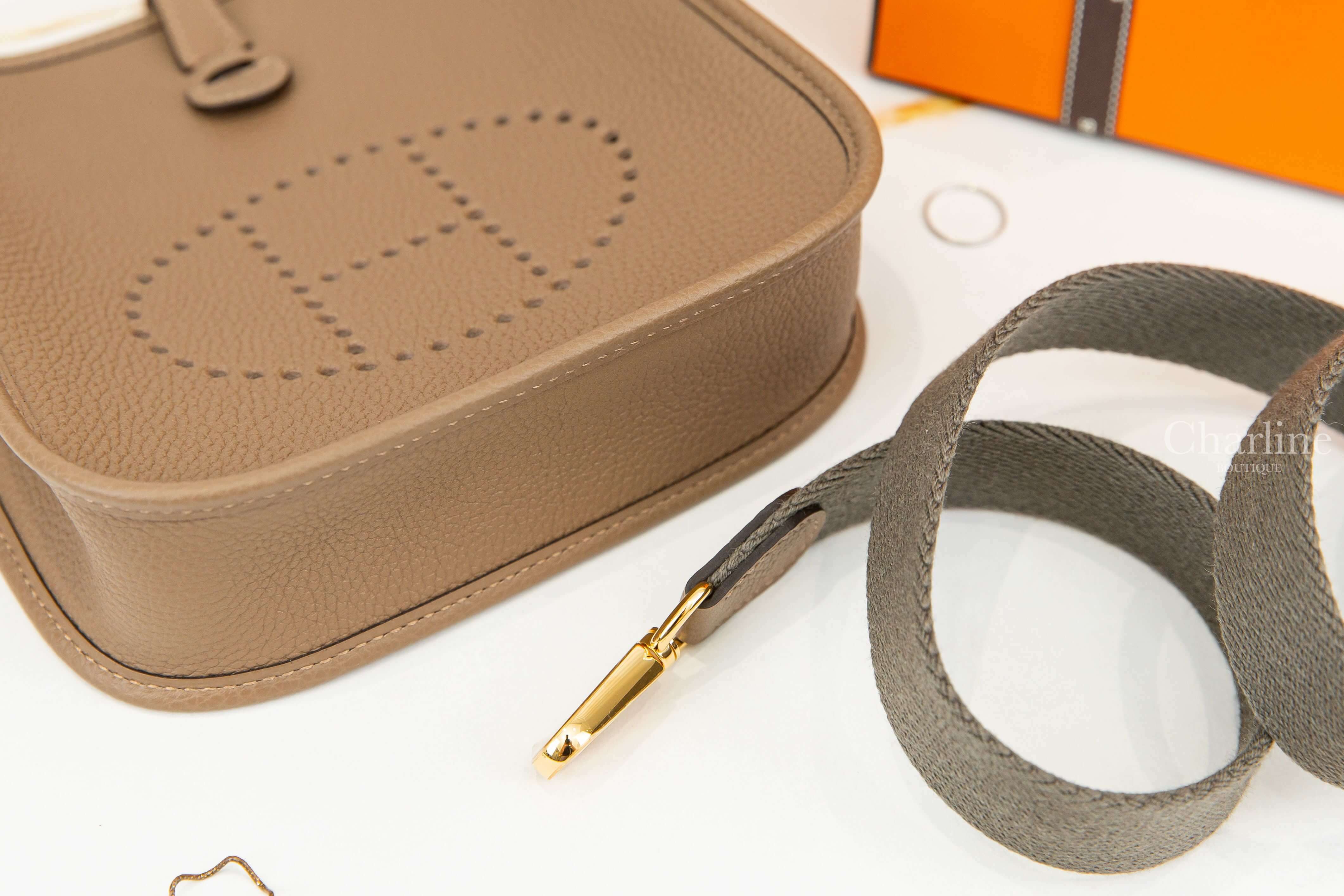 Hermès Evelyne TPM 16cm D0 Beige De Weimar Taurillon Clemence U刻威瑪犬米金釦器錫灰背帶簍空洞洞肩背包-Charline Boutique 精品代購
