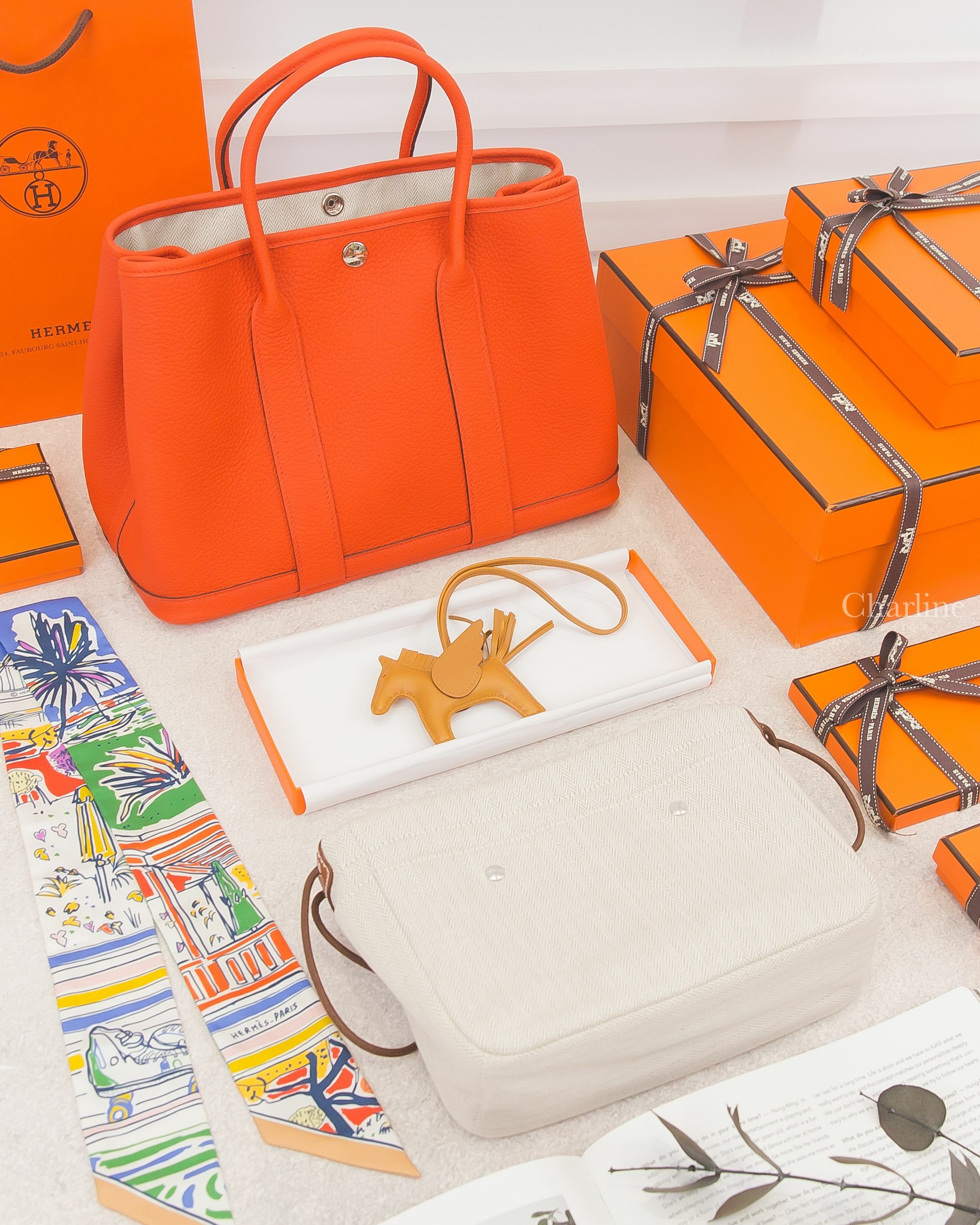 Hermès Rodeo PM Pegase 餅乾色小型飛馬吊飾,Hermès 自然色小型帆布拼棕色小牛皮內袋,Hermès B刻火焰紅肩背包,Hermès 綠色/藍色/彩色/手繪塗鴉絲巾-Charline Boutique 精品代購