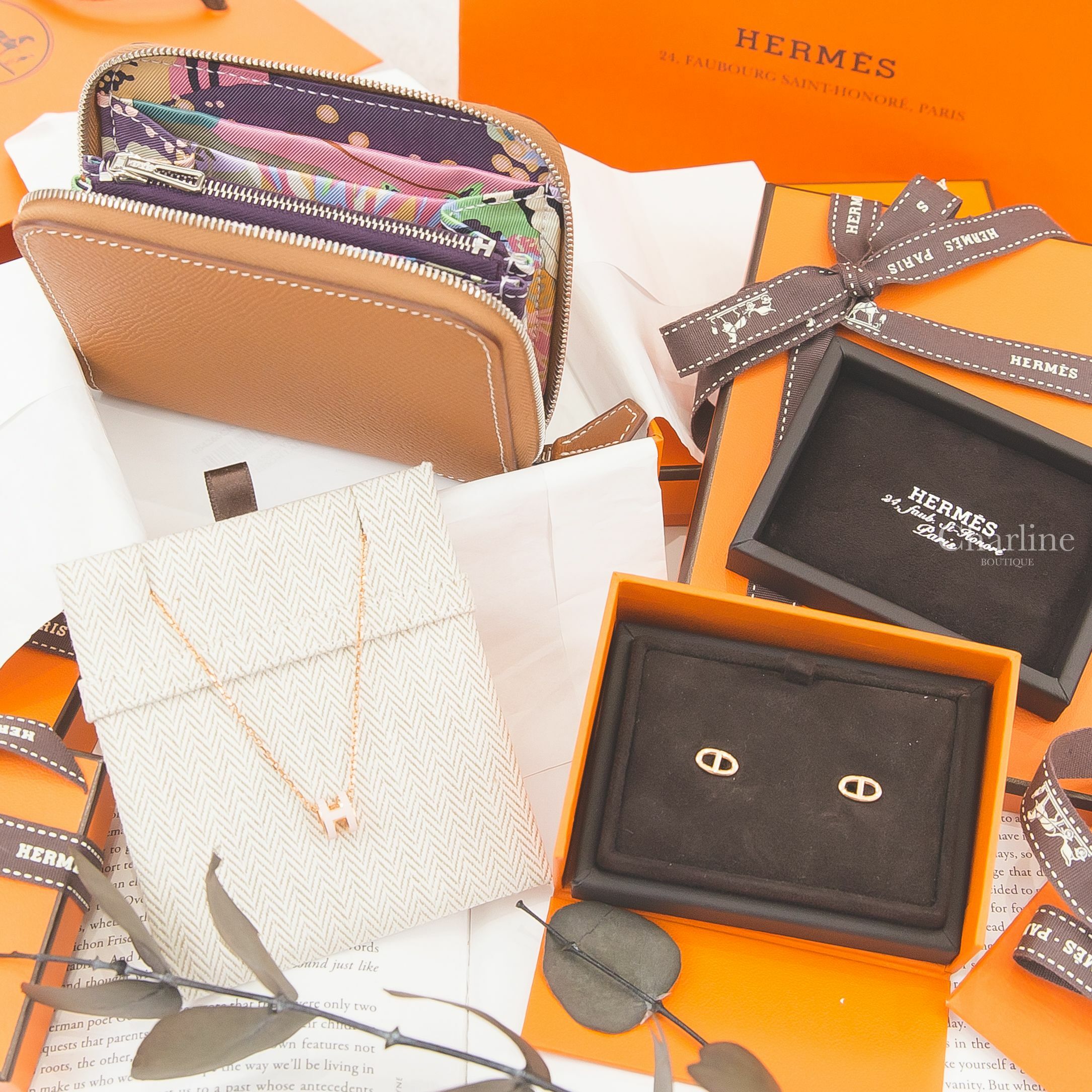 Hermès Farandole Earrings Very Small Model 玫瑰金θ金飾耳環,Hermès 白色迷你珐瑯鍍玫瑰金簍空橢圓項鍊,Hermès U刻焦糖色絲巾拉鍊短夾-Charline Boutique 精品代購