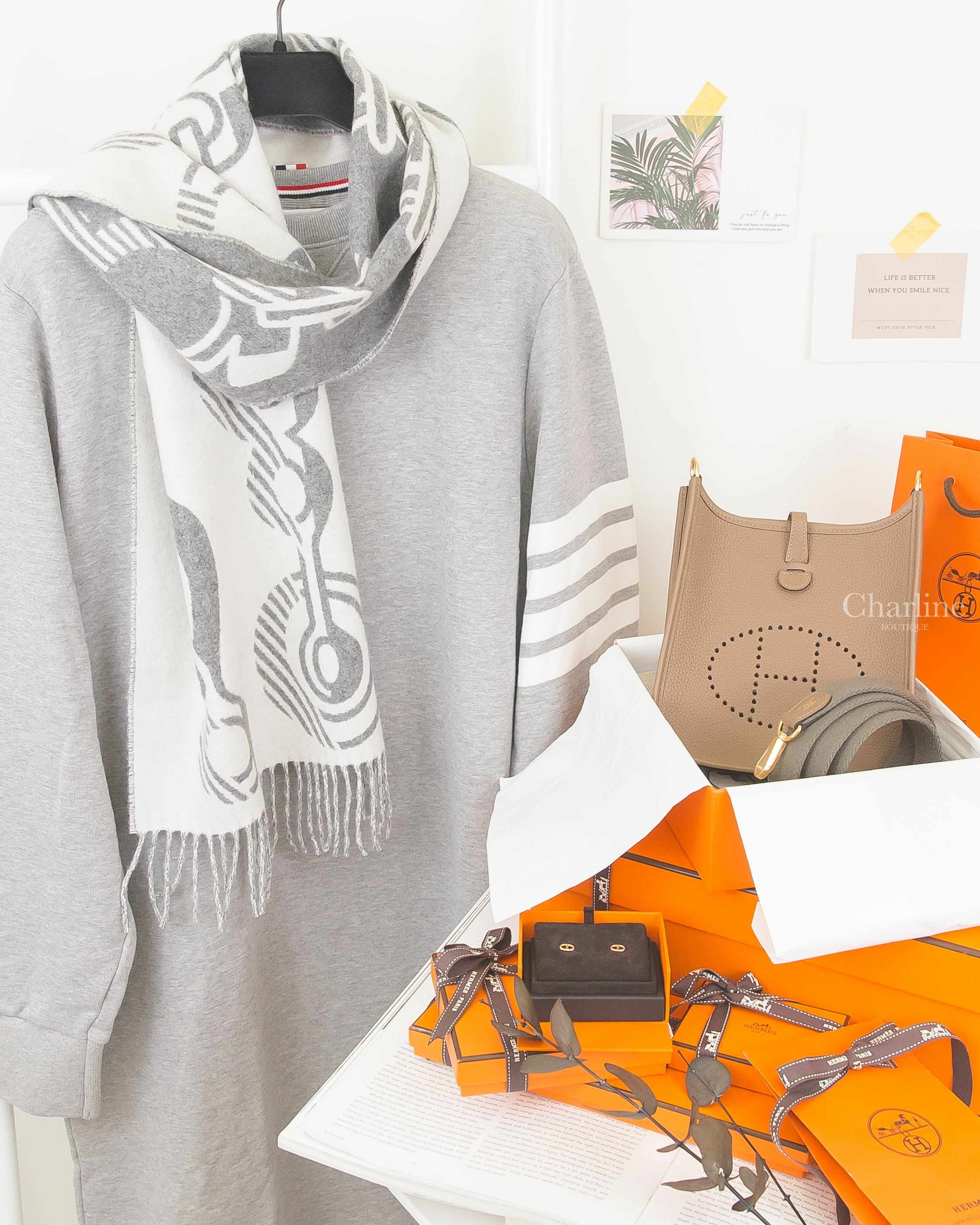 Hermès U刻威瑪犬米金釦器錫灰背帶簍空洞洞肩背包,Hermès 玫瑰金θ金飾耳環,Hermès 象牙白拼法蘭絨灰圖騰雙面喀什米爾流蘇圍巾-Charline Boutique 精品代購