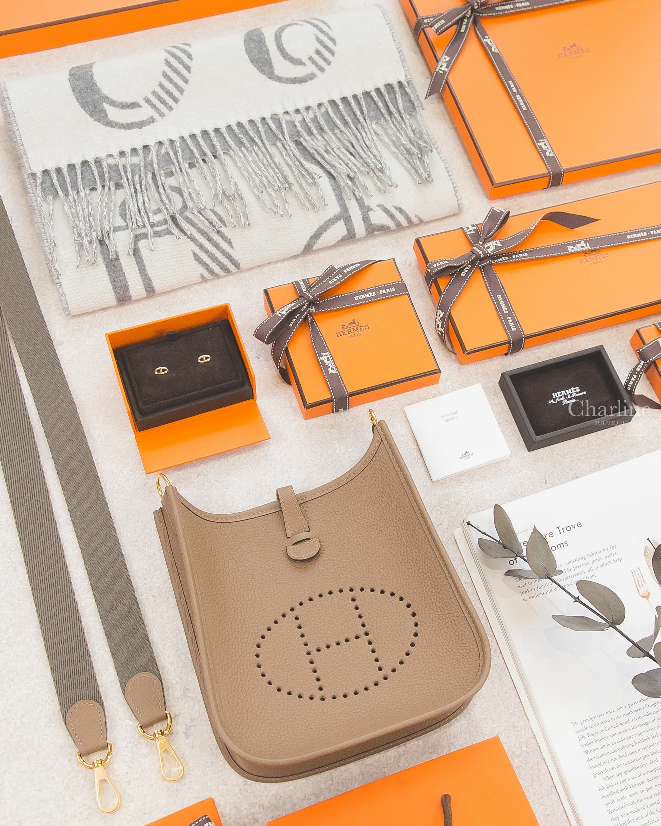 Hermès U刻威瑪犬米金釦器錫灰背帶簍空洞洞肩背包,Hermès 玫瑰金θ金飾耳環,Hermès 象牙白拼法蘭絨灰圖騰雙面喀什米爾流蘇圍巾-Charline Boutique 精品代購