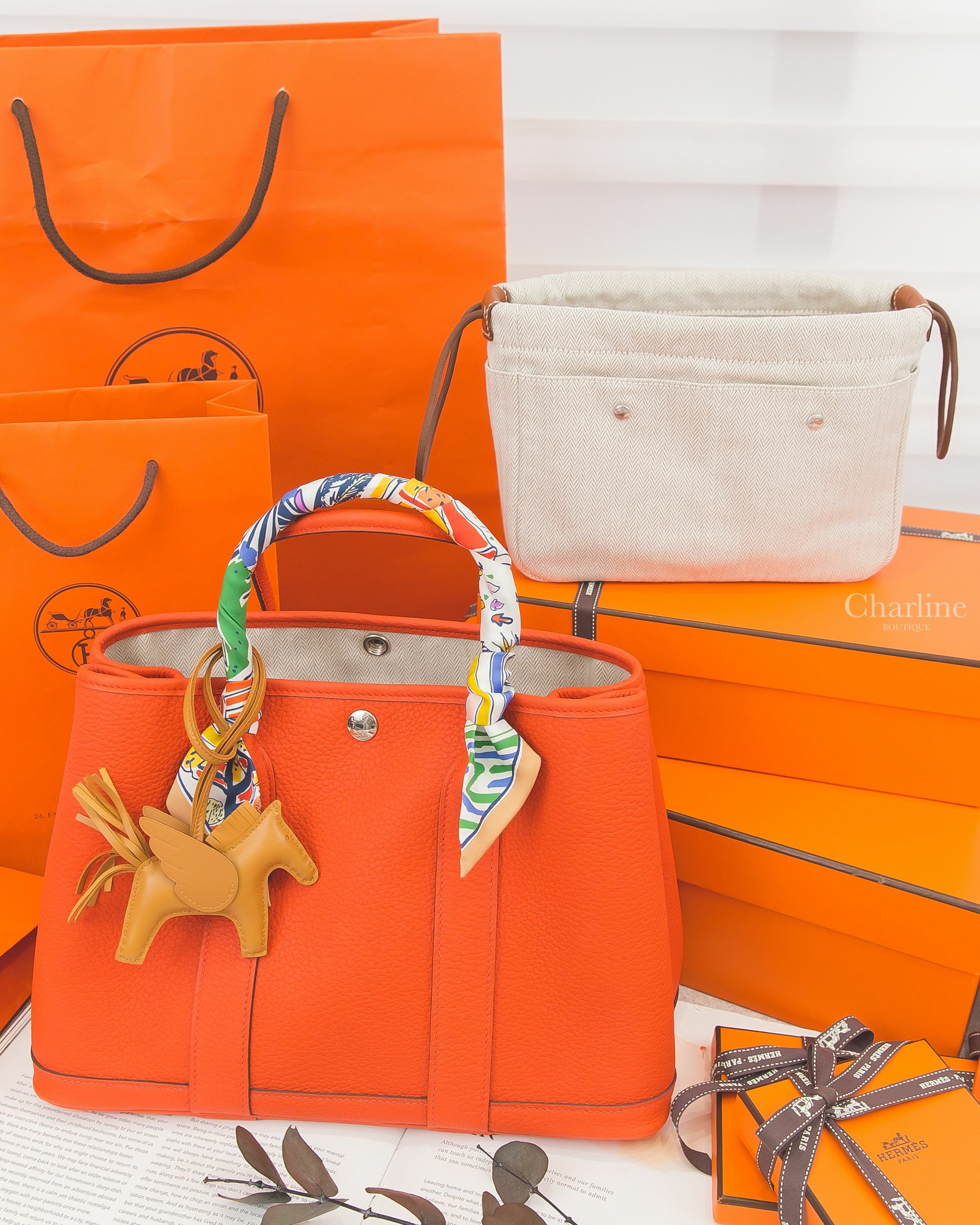 Hermès Garden Party 30cm 9T Capucine Veau Negonda B刻火焰紅肩背包,餅乾色小型飛馬吊飾,自然色小型帆布拼棕色小牛皮內袋,綠色/藍色/彩色/手繪塗鴉絲巾-Charline Boutique 精品代購