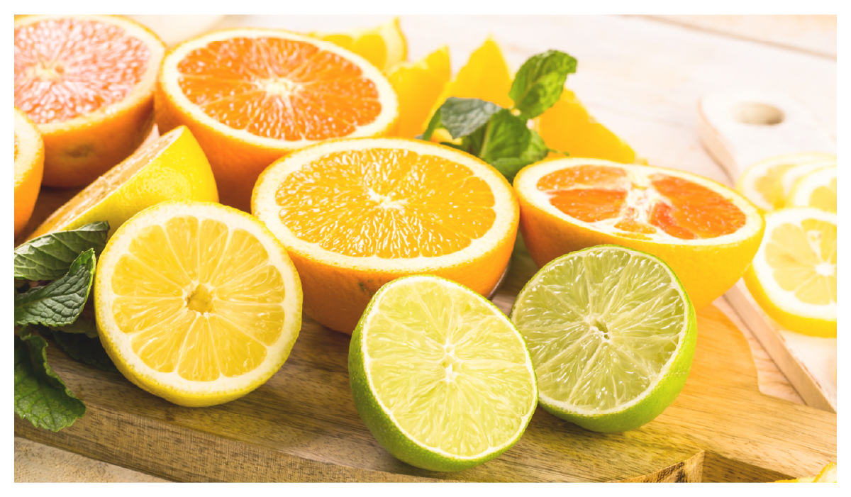 對半切開的柑橘類水果