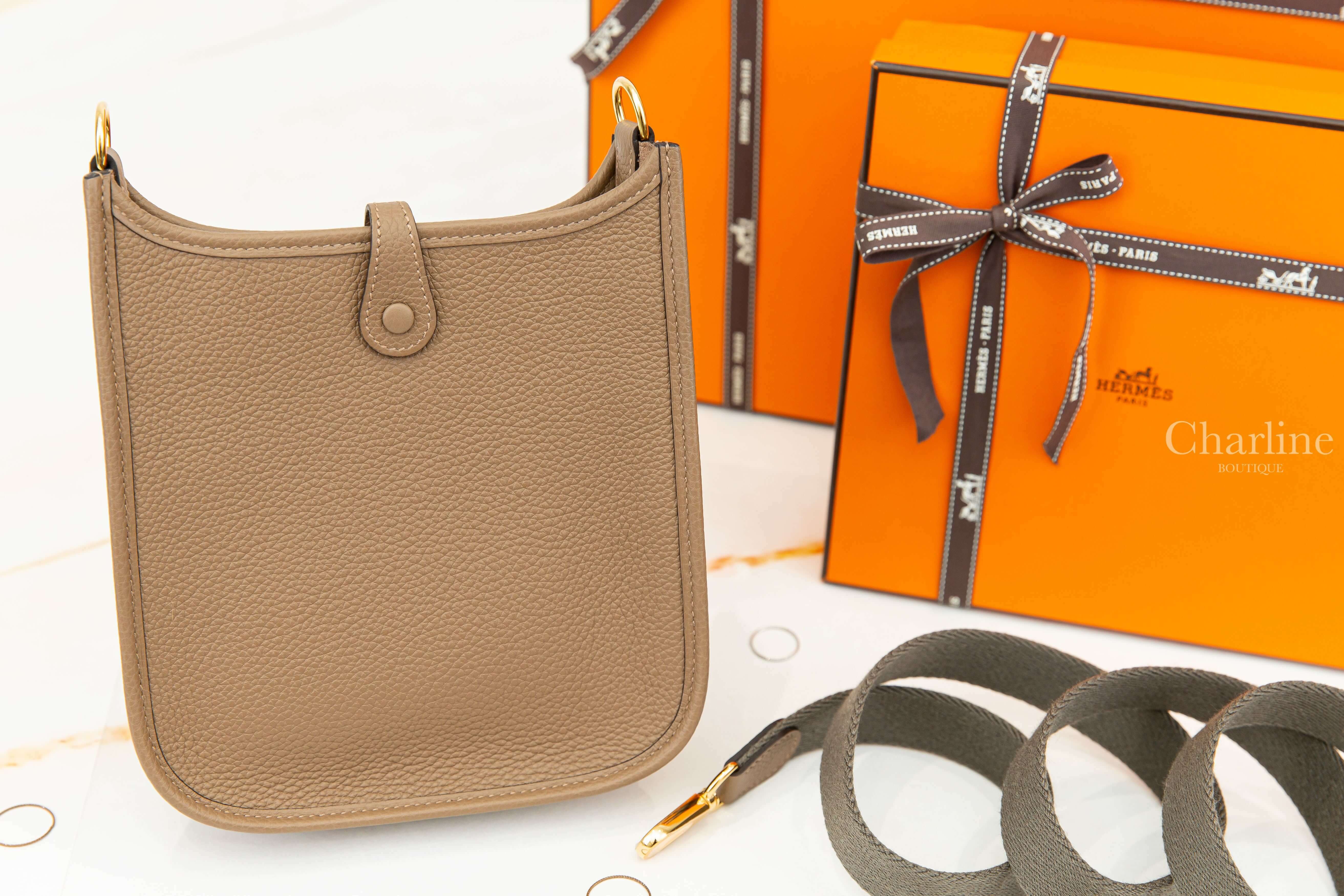 Hermès Evelyne TPM 16cm D0 Beige De Weimar Taurillon Clemence U刻威瑪犬米金釦器錫灰背帶簍空洞洞肩背包-Charline Boutique 精品代購