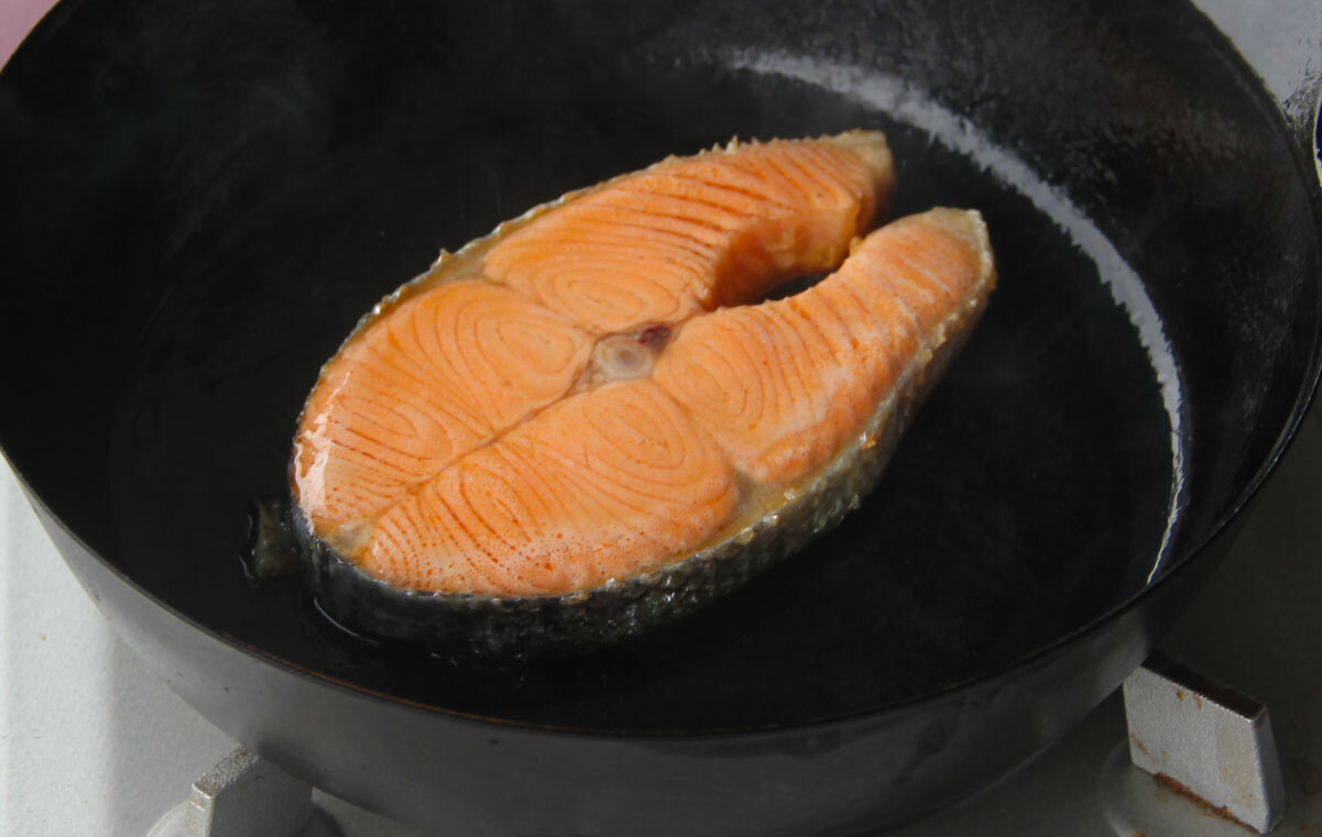 煎鮭魚要放油嗎？