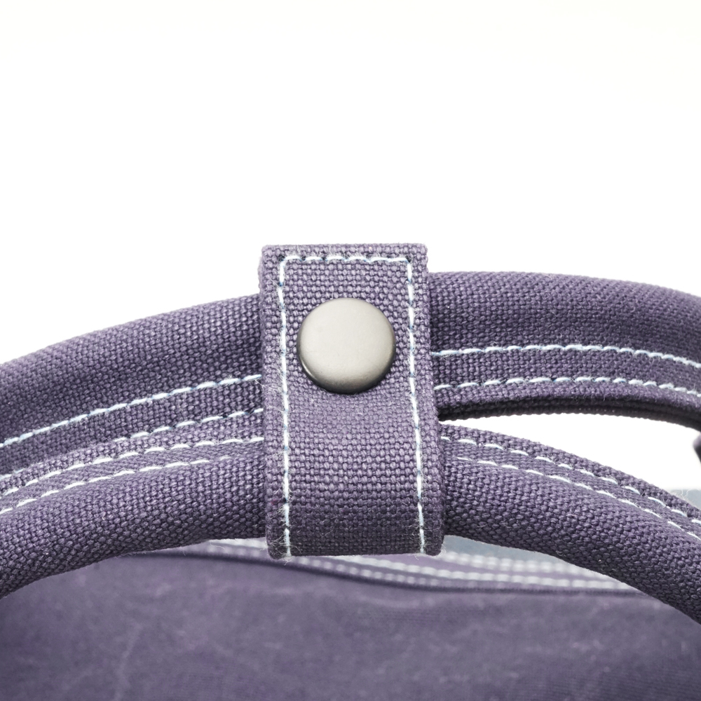 漲流木深紫色帆布大容量旅行包，多隔層設計，耐用帆布材質，適合長途旅行與日常使用