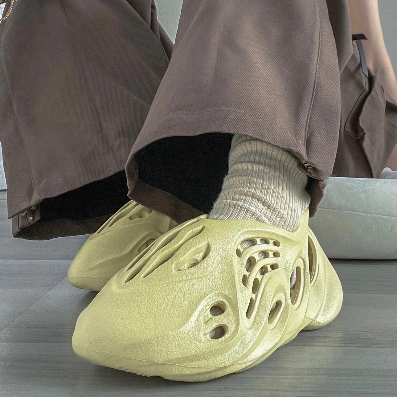 ADIDAS YEEZY FOAM RUNNER SULFUR 黃 黃綠 硫磺色 洞洞鞋 防水拖 拖鞋 男鞋 GV6775 / 預購
