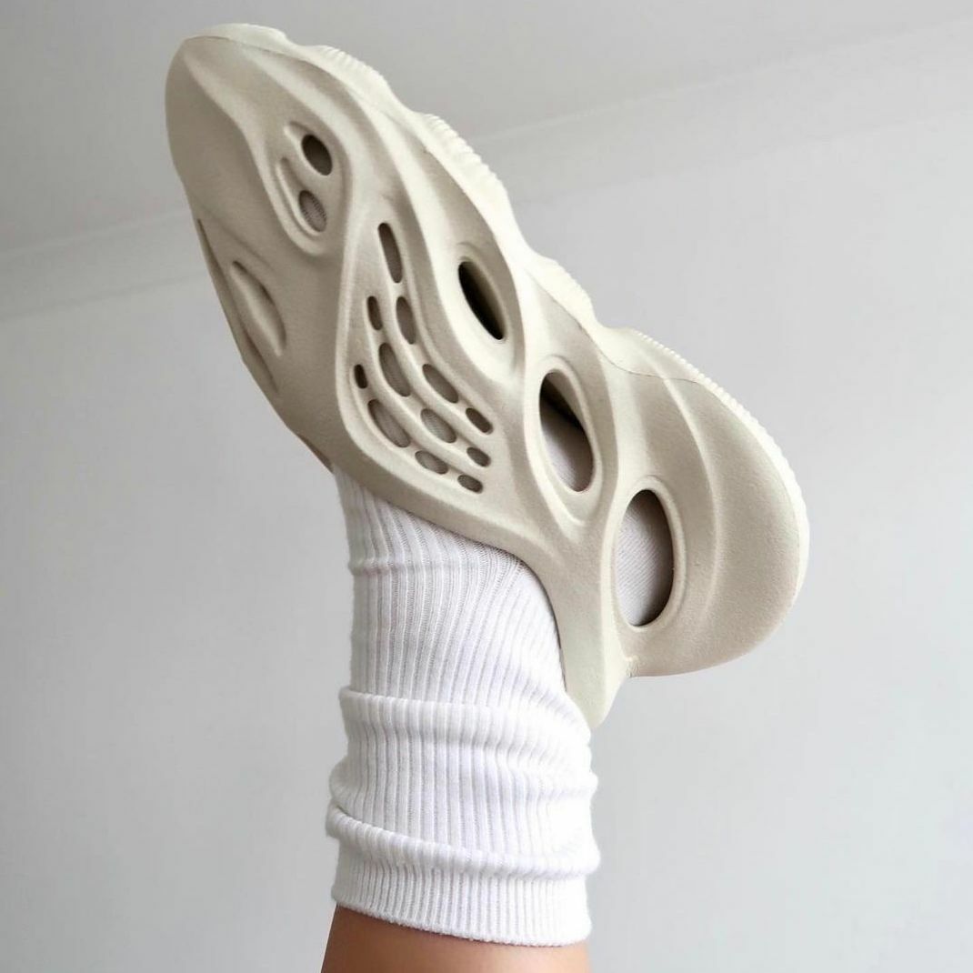 ADIDAS YEEZY FOAM RUNNER SAND 沙色 洞洞鞋 防水拖 拖鞋 男鞋 FY4567-2022 / 預購