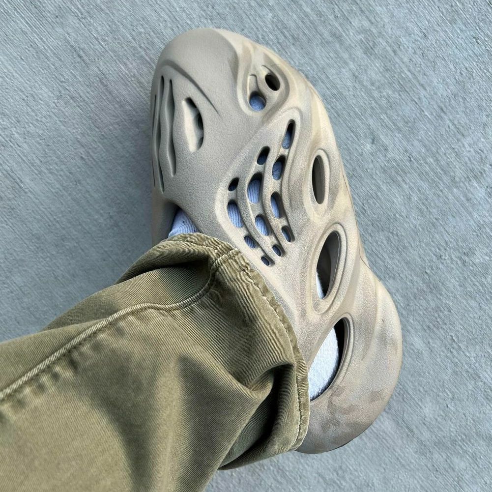 ADIDAS YEEZY FOAM RUNNER STONE SAGE 鼠尾草洞洞鞋男鞋