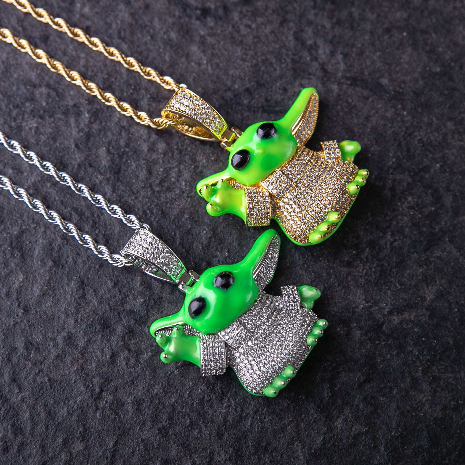 翻玩夜光珐瑯寶寶尤達墜飾