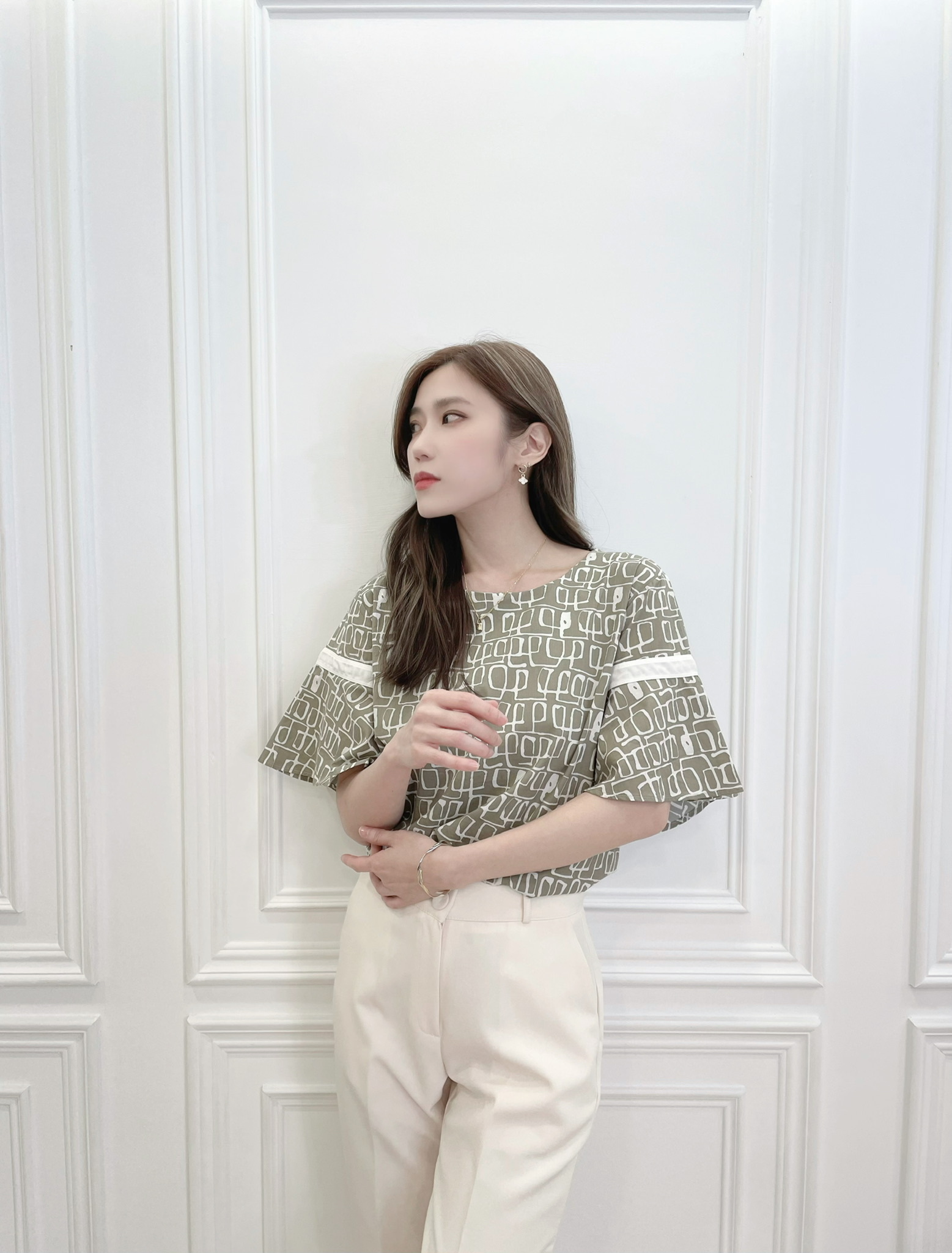 墨綠荷葉袖上衣