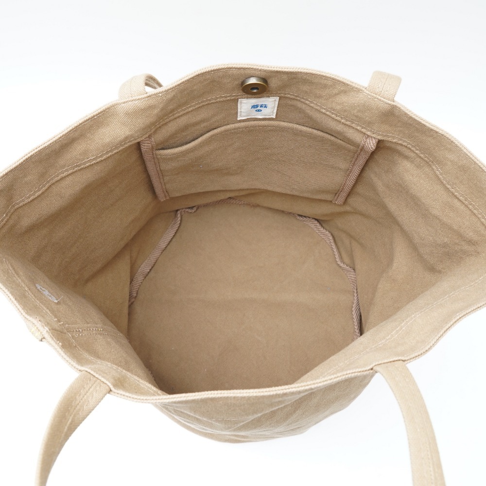 小Cam 托特包於戶外場景拍攝，褐土色呼應自然環境，傳遞露營風格