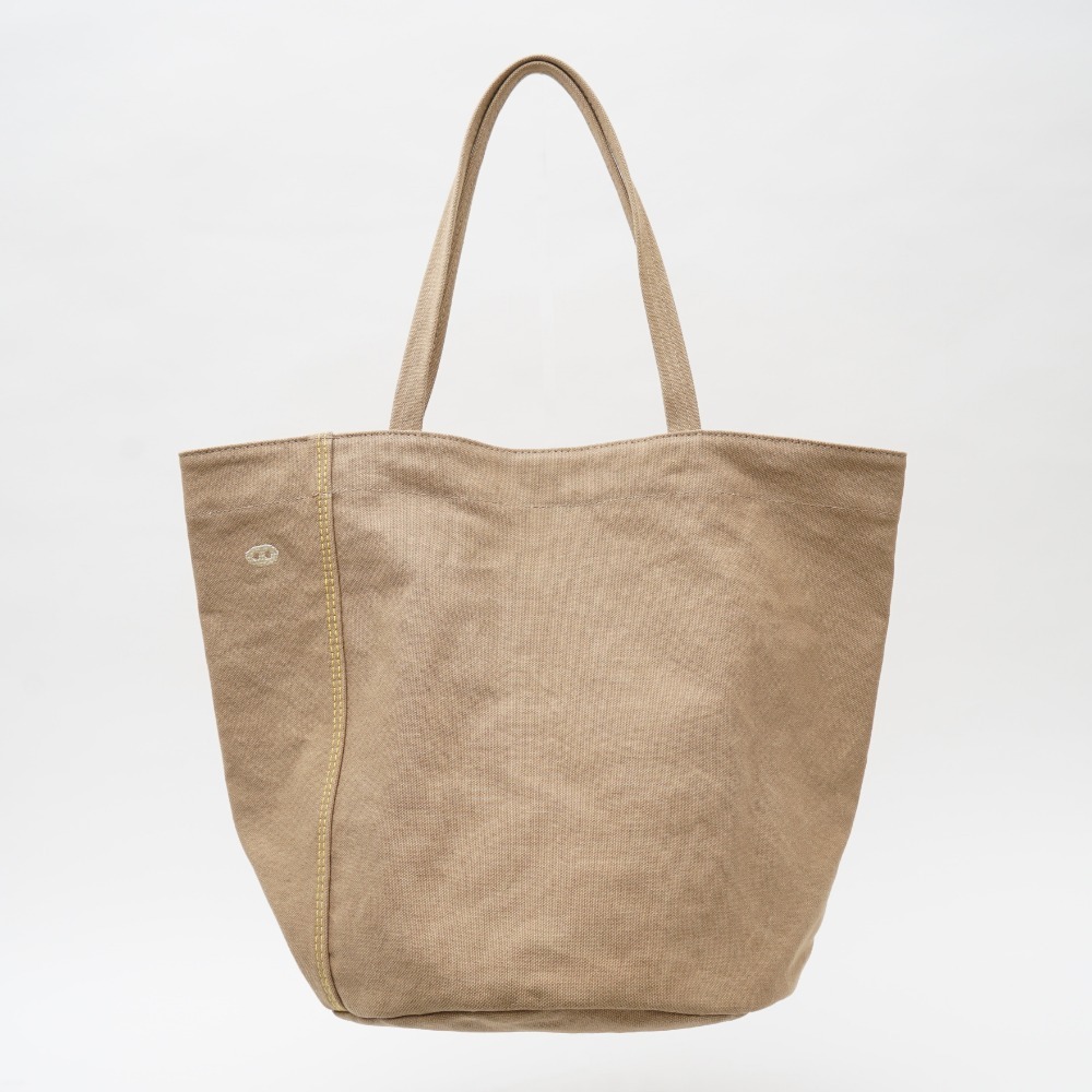 模特手提小Cam 褐土色托特包，展現日常簡約穿搭與包款比例感