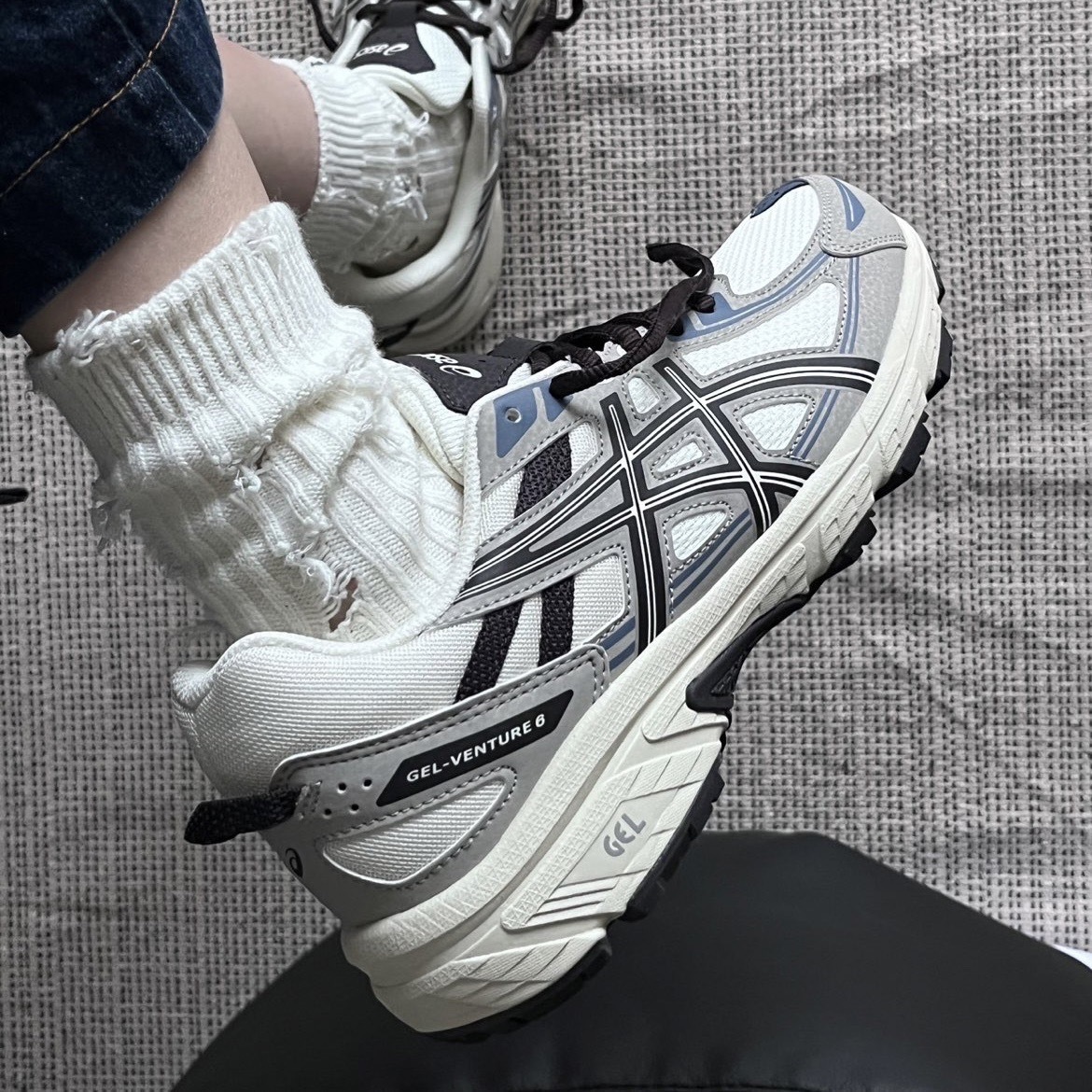 代購 Asics GEL-VENTURE 6 戶外 跑步鞋 休閒鞋 銀白 AUG-