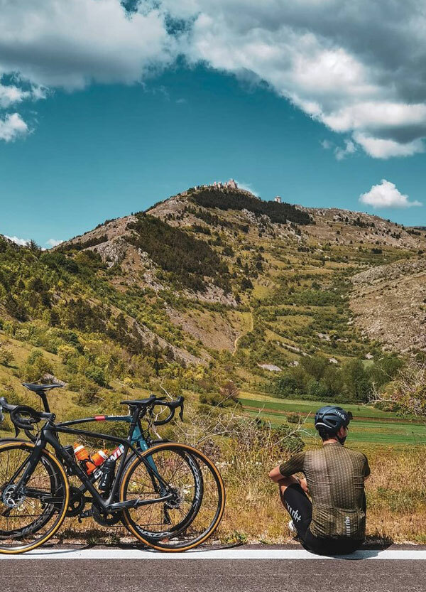 我和我的單車來了一趟祕密旅行 在160公里的騎行中,高山藍天美景相伴. 處處都是天堂