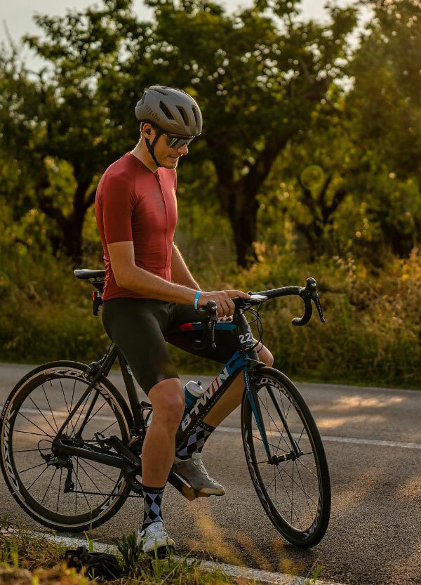 <img src="ECU0915_552.JPG" alt="專業自行車選手展示紅色輕量化自行車衣搭配專業自行車褲和黑白格紋單車襪">