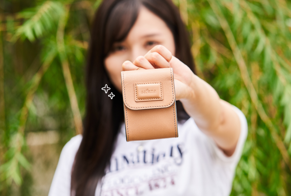 satana 漫享迷你皮革卡包 SFL0020-422 手拿展示照