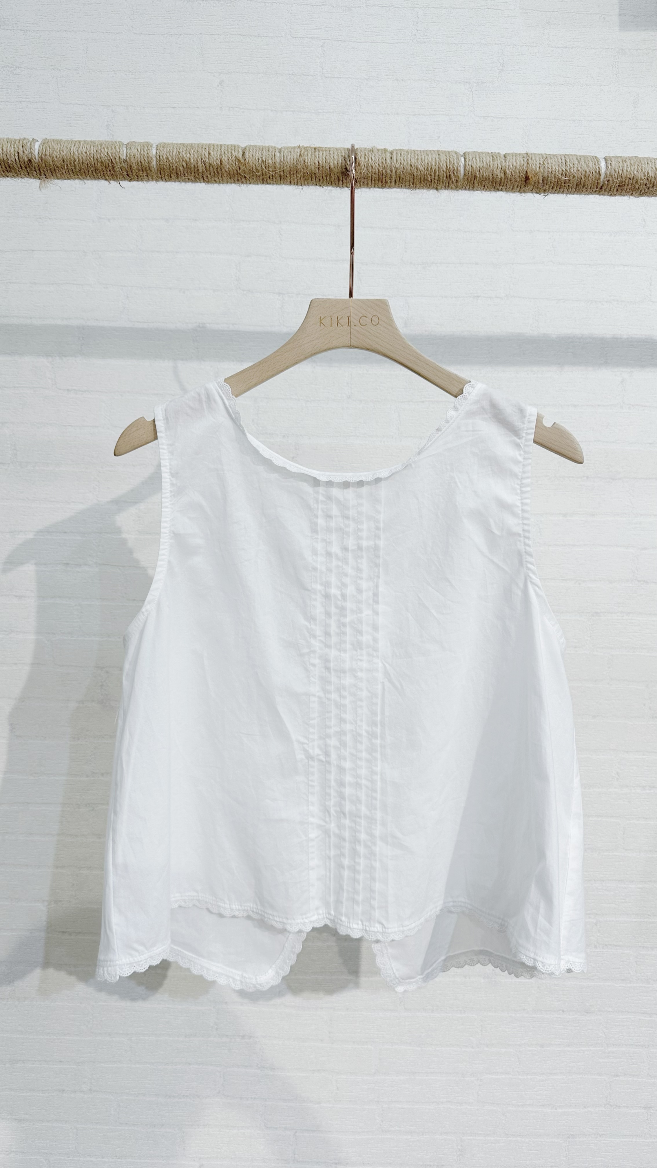 通花邊胸打摺背心外搭