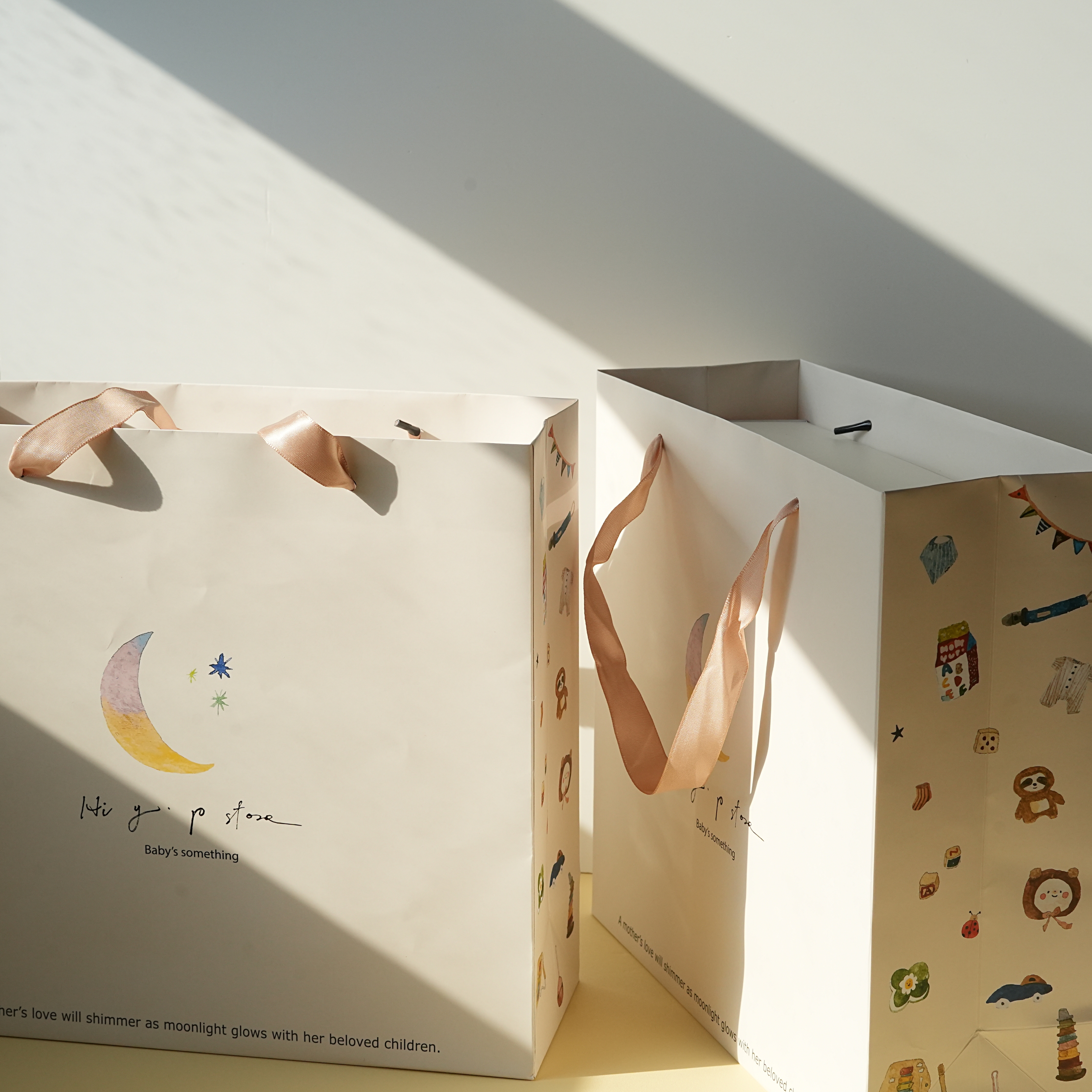 品牌手繪提袋（放不下舒眠毯及禮盒）- 29 X 27 X 10.5 cm