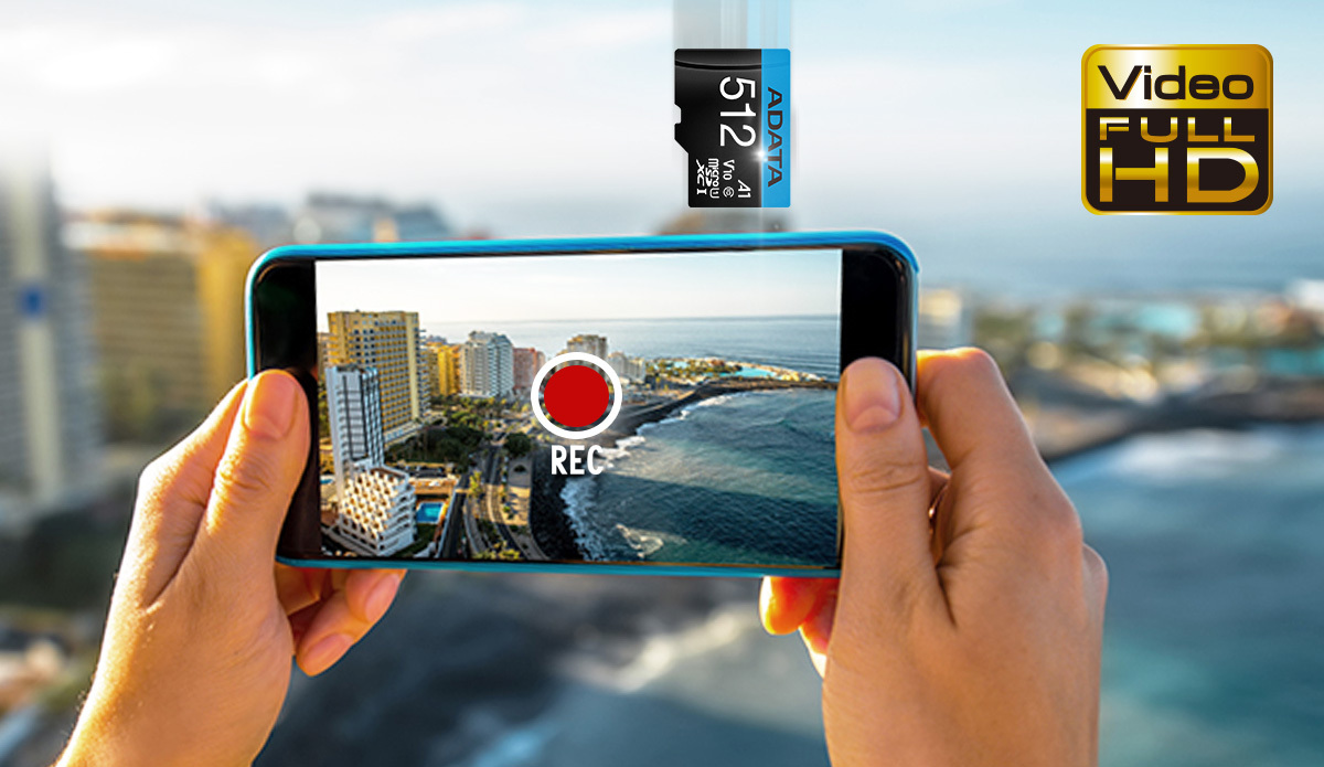 一台藍色的手機正在為藍色海岸邊的高樓大廈錄影