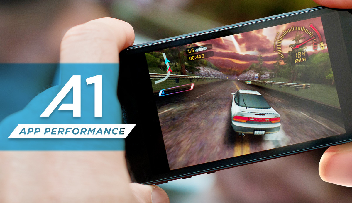 一台手機正在玩賽車遊戲，螢幕中顯示一台白色車輛正高速行駛著