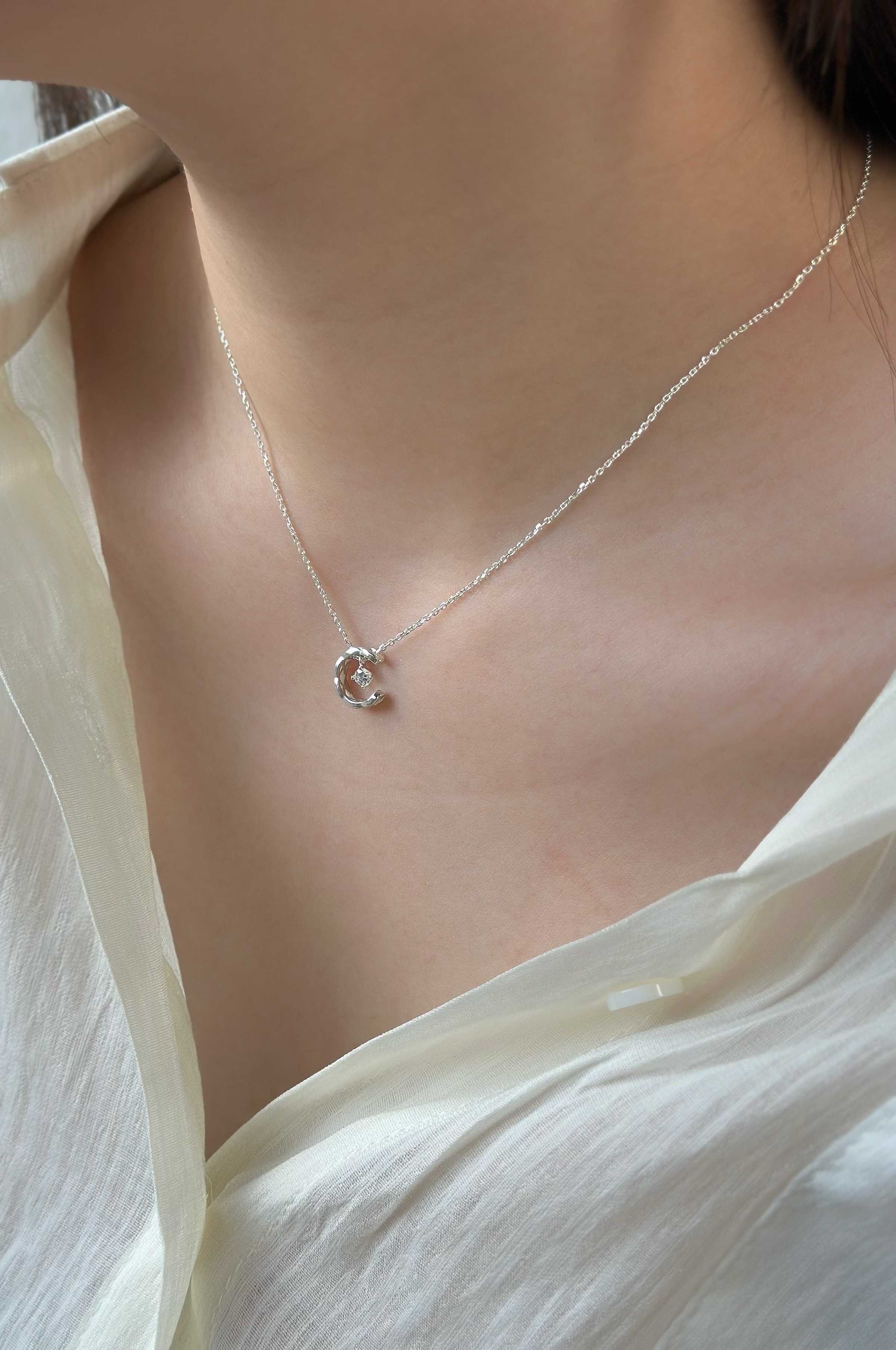 皎潔.菱格月亮純銀鎖骨鏈