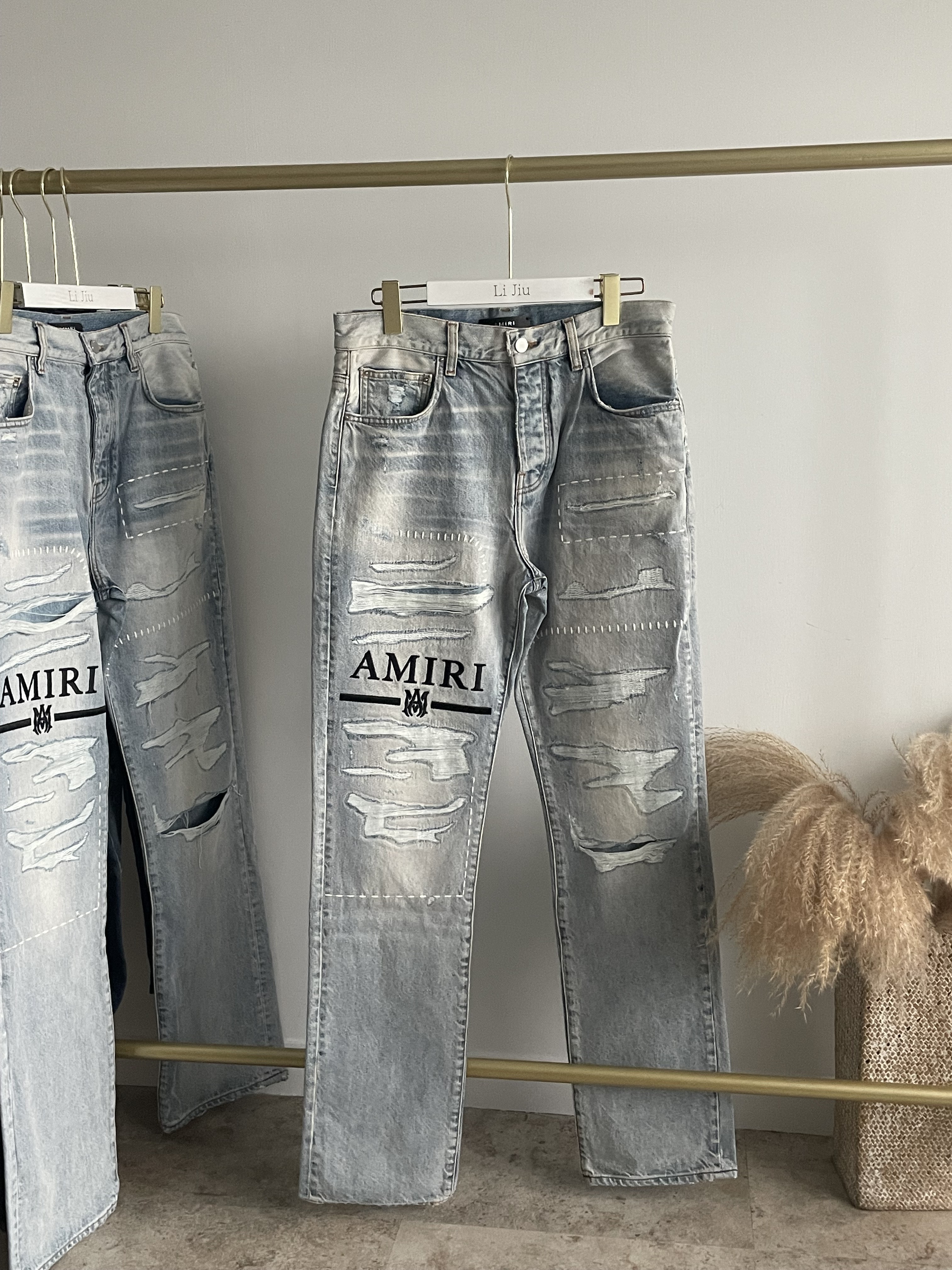 AMIRI 淺色刷微破造型LOGO 牛仔褲