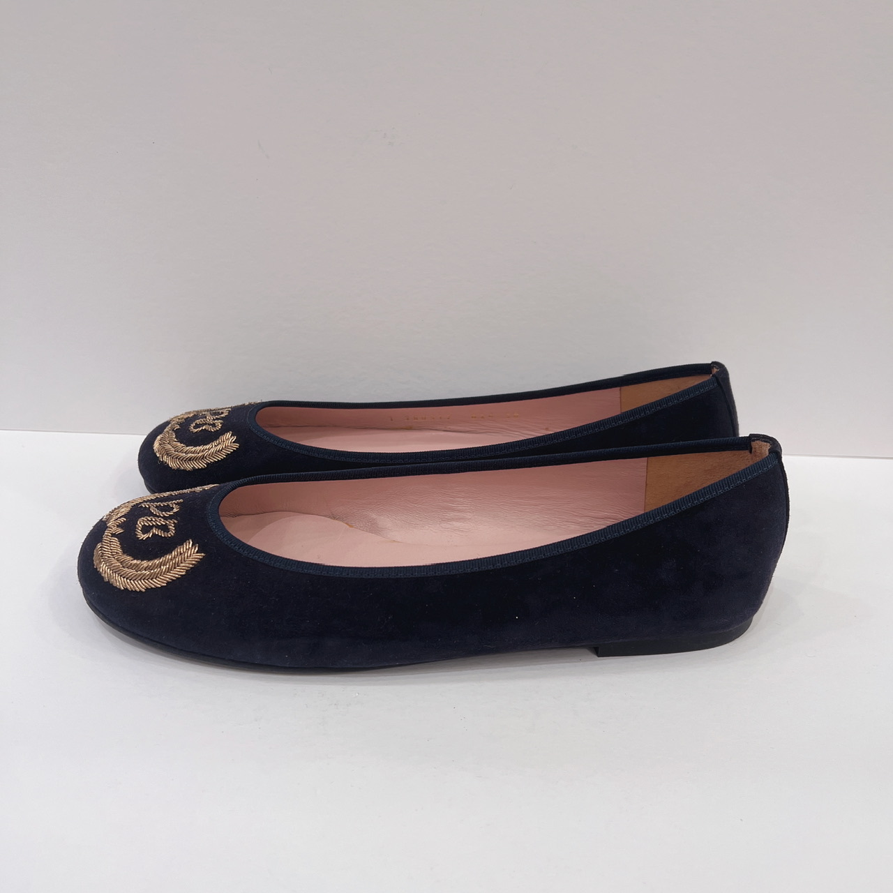 麂皮金字LOGO娃娃鞋