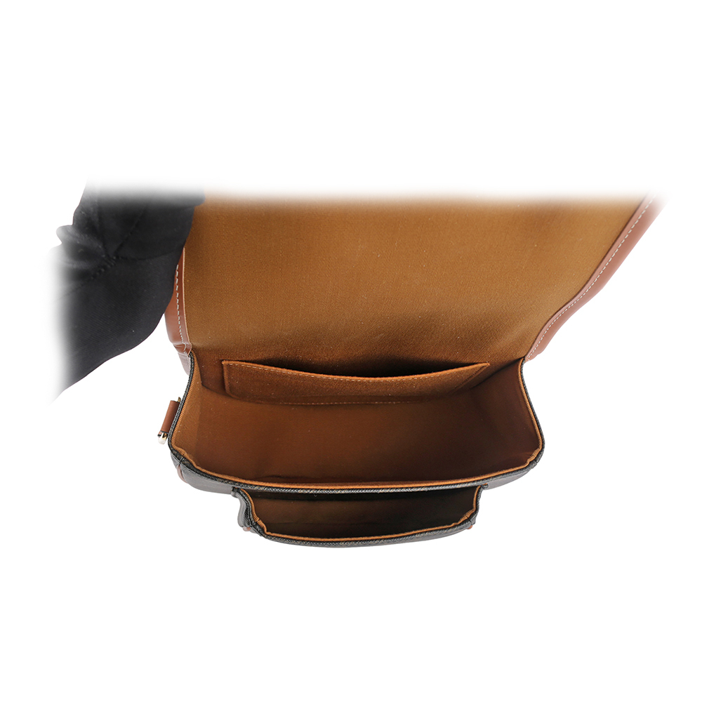 【CELINE】Folco Triomphe帆布小牛皮飾邊釦式馬鞍包(焦糖色) 191502BZJ.04LU