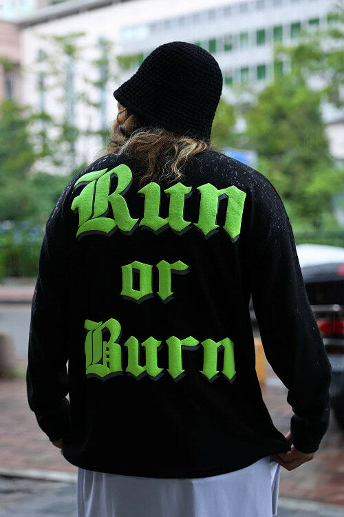 壓花哥特字母寬鬆長袖T恤