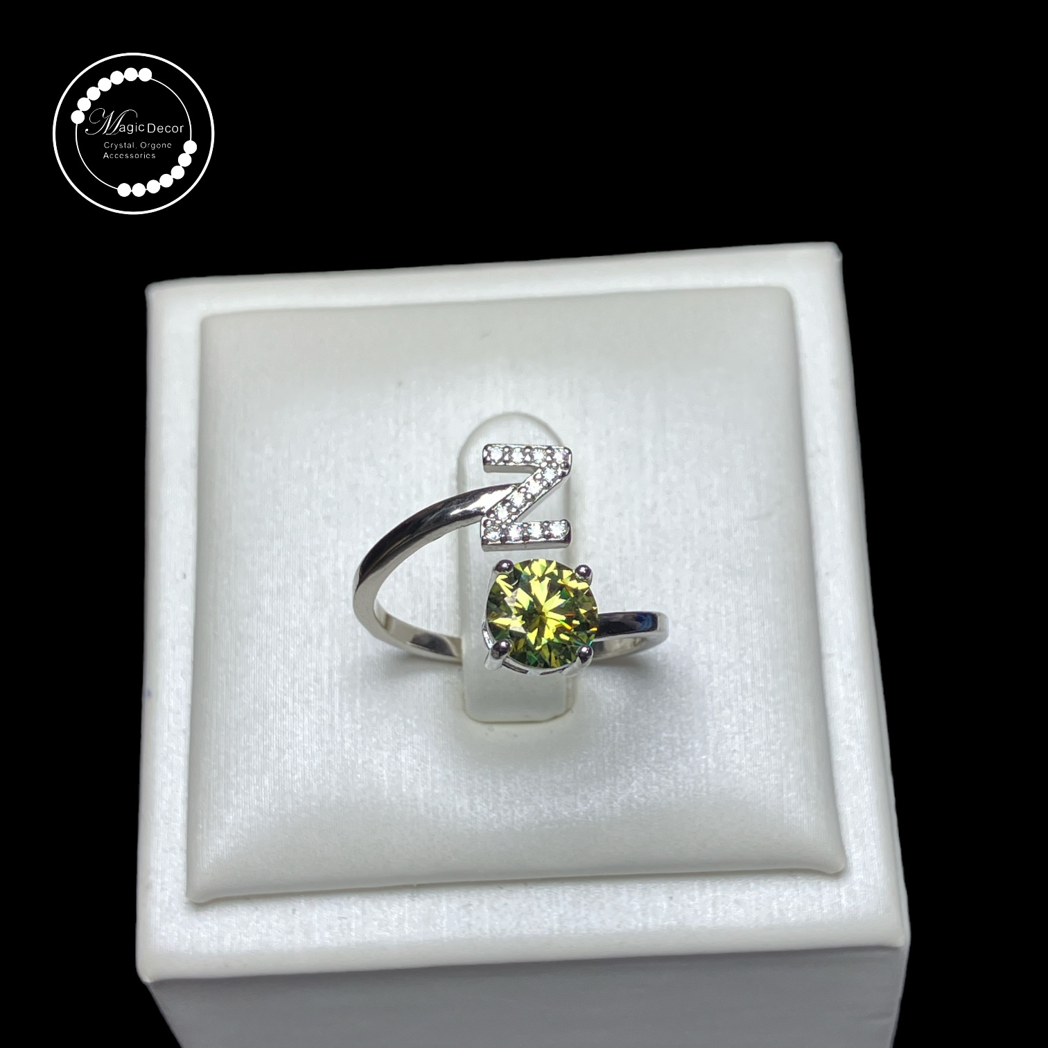 B137  1卡綠鑽Z字有腰碼全銀莫桑開口戒指