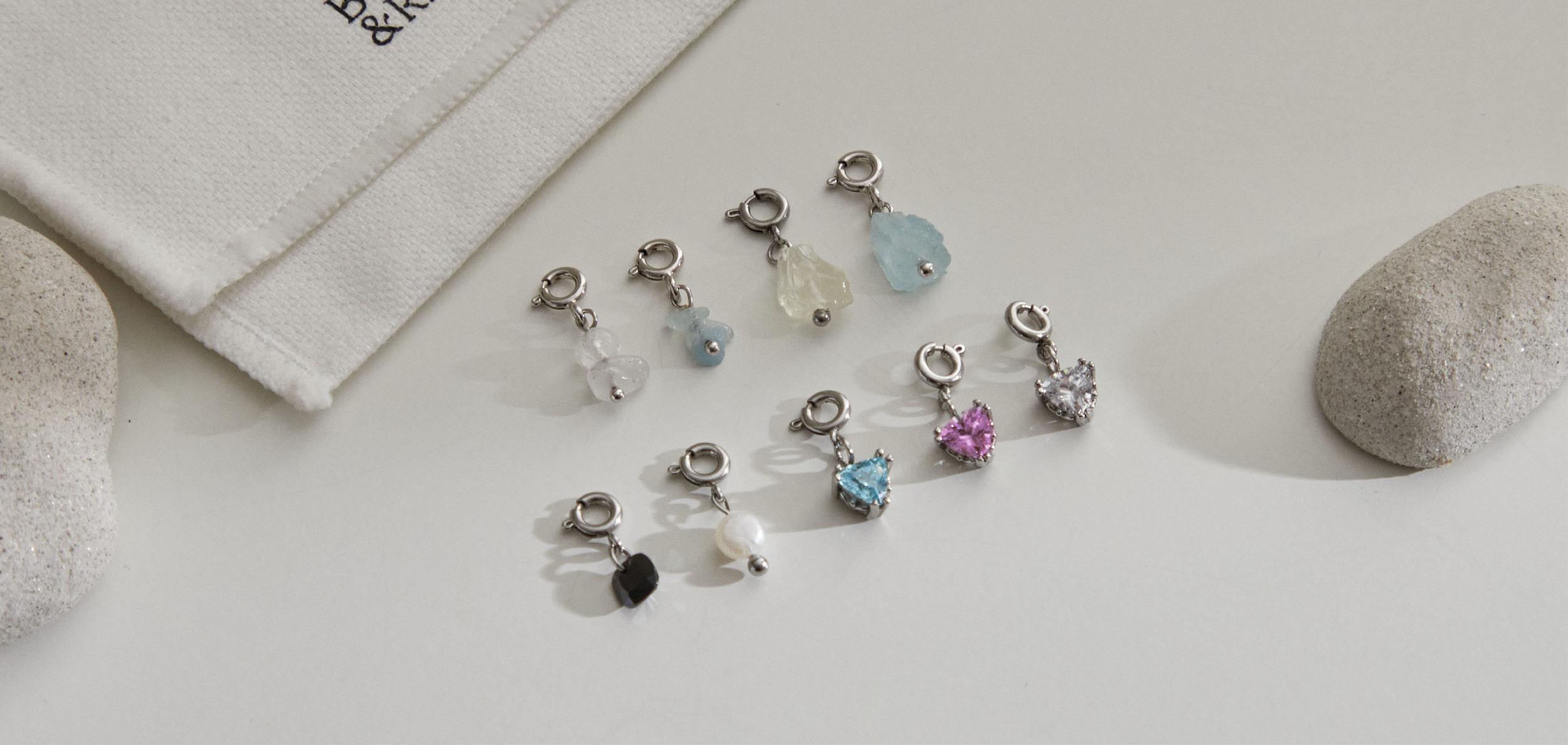 保有礦石最初的樣貌，與金屬結合，誕生了獨一無二的礦石飾品，BONNY&READ台灣品牌設計。