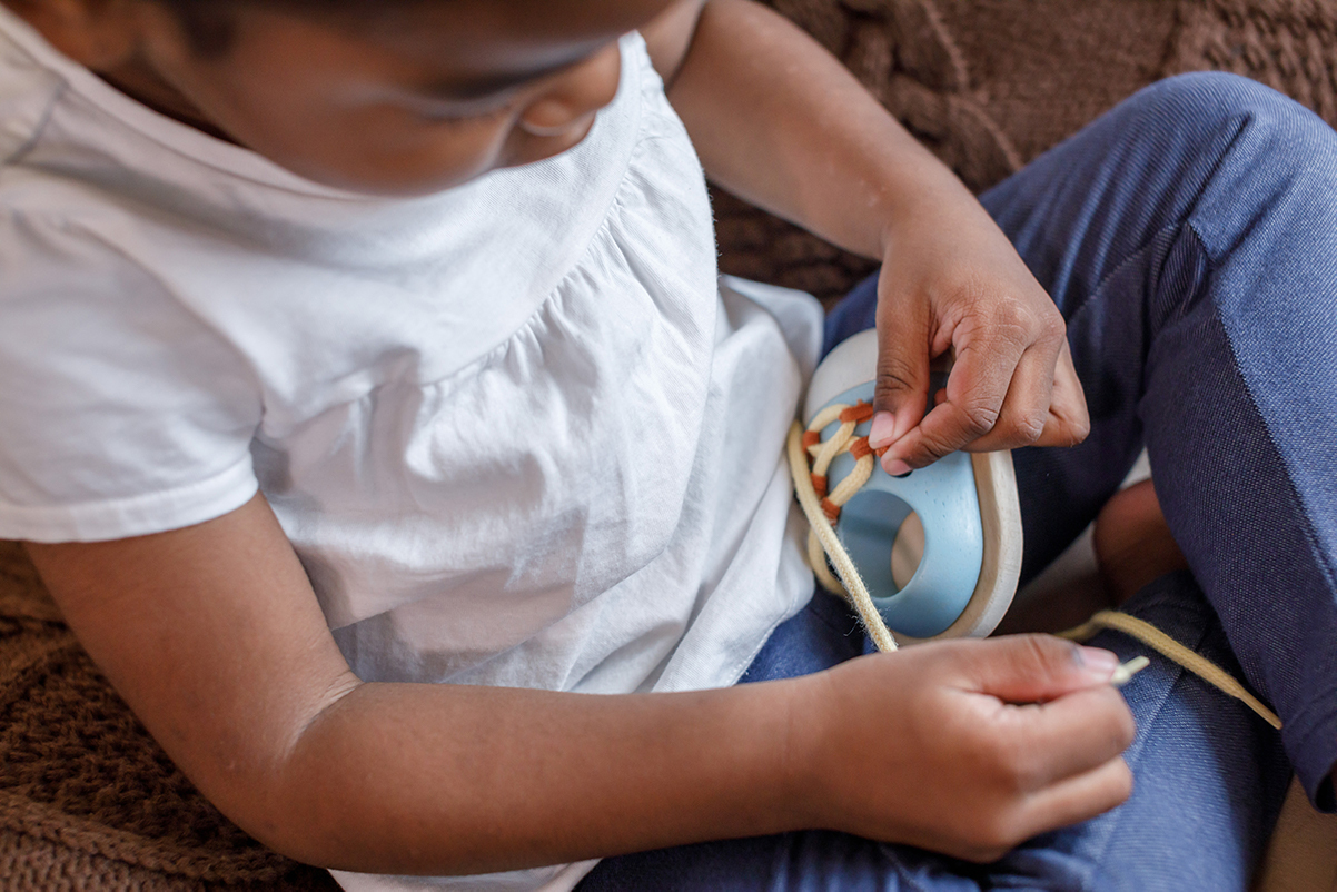 PlanToys 原木認知玩具-我會綁鞋帶(清新藍)