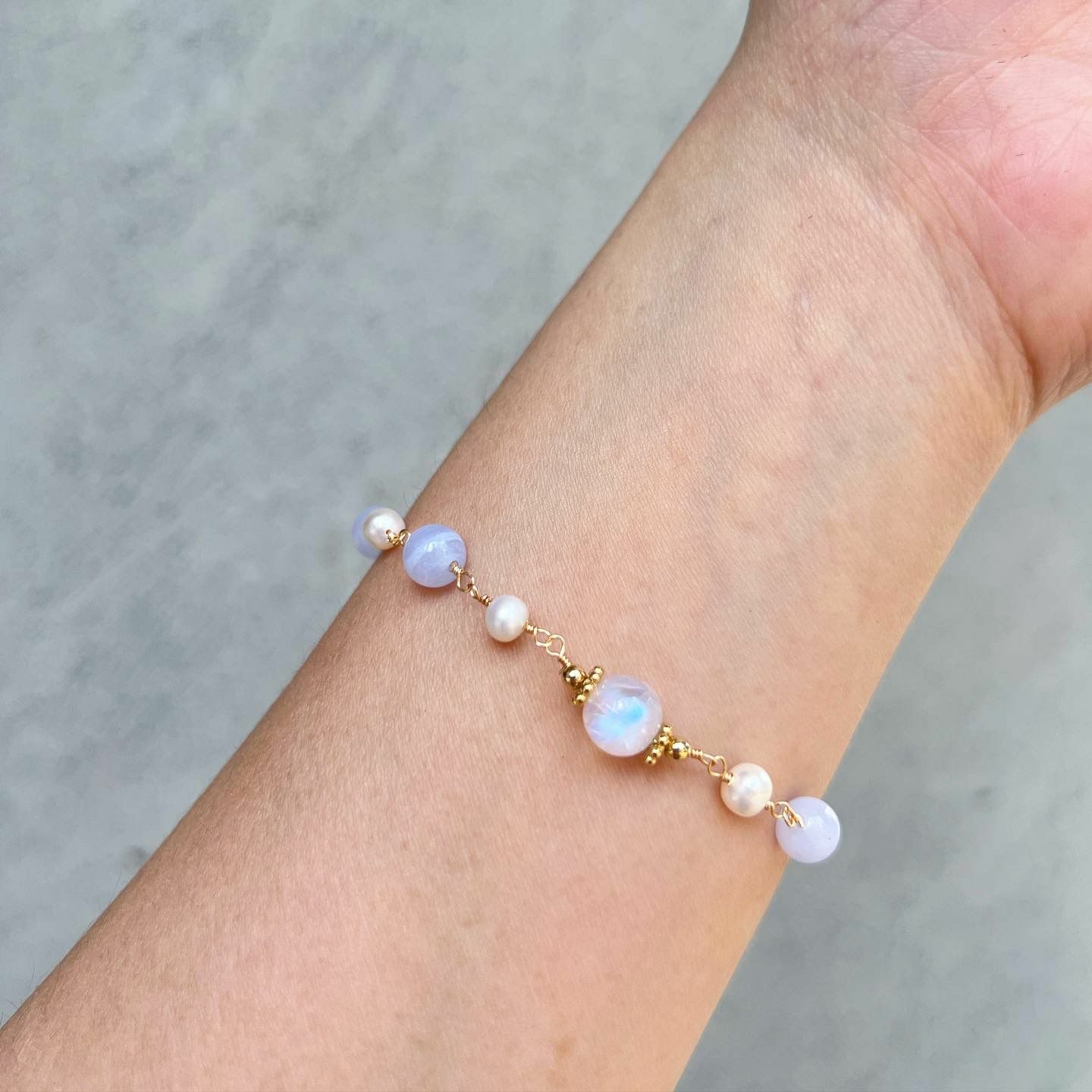 RABBIT BOUQUET天然石手作水晶手鏈- Arctic Moon