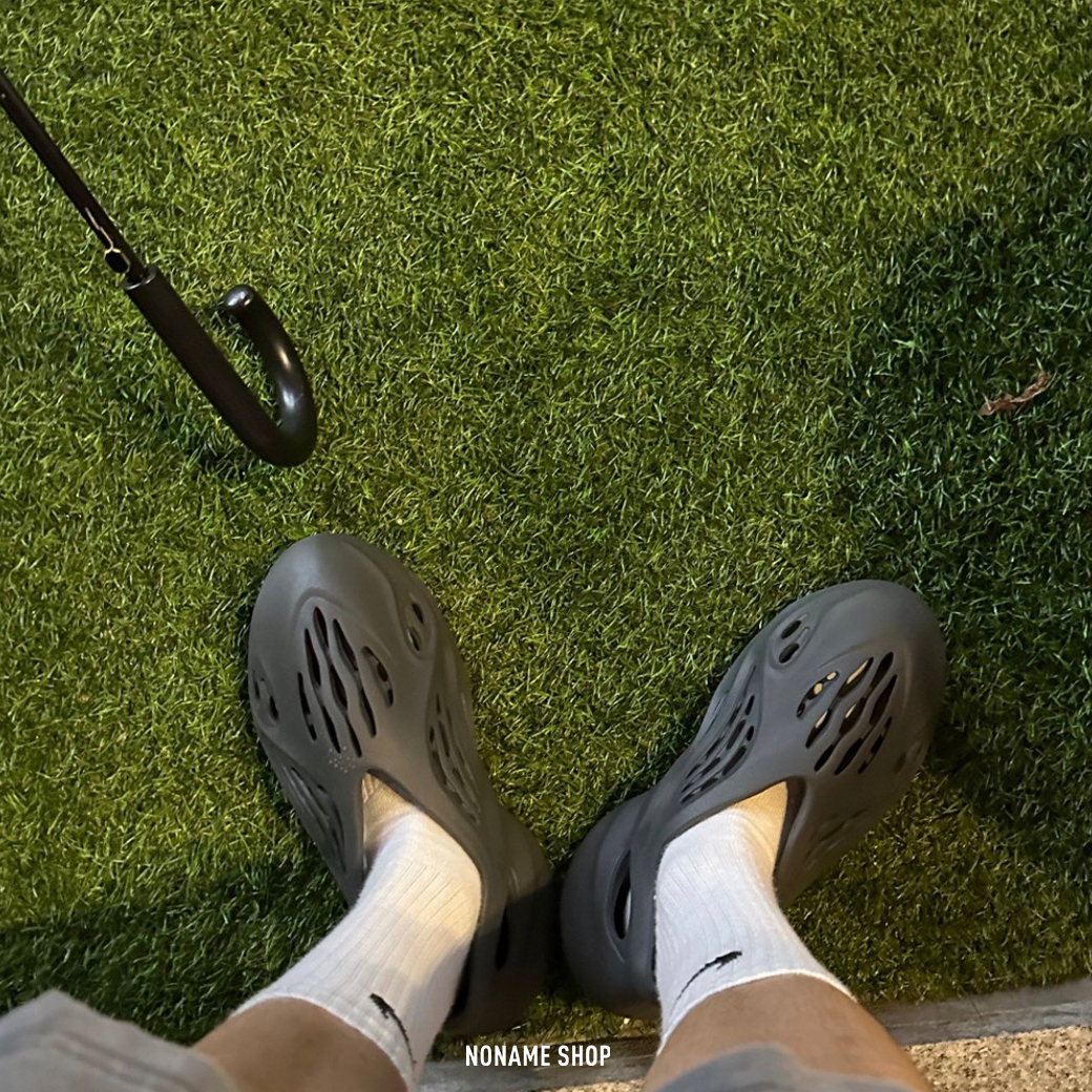 ADIDAS YEEZY FOAM RUNNER "CARBON" 石墨灰 (男/女款)