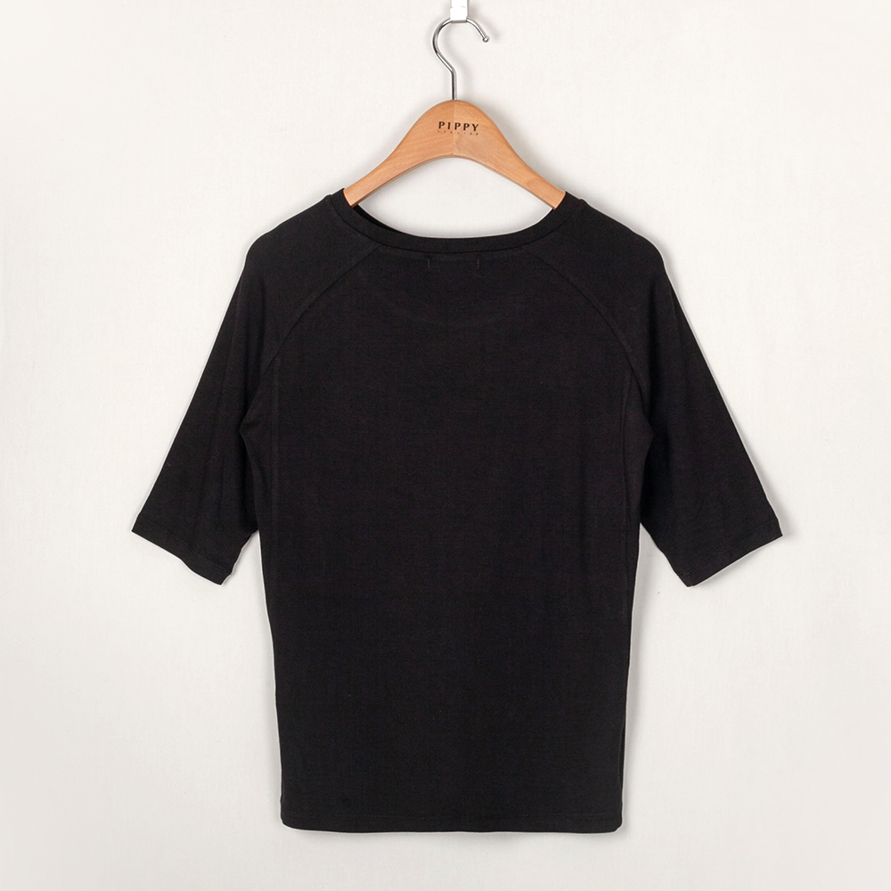 PIPPY印花剪接圓領上衣 黑