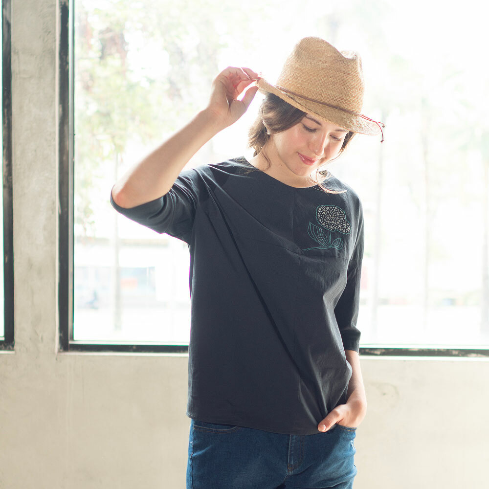 PIPPY素面精緻花型刺繡圓領五分袖上衣 丈青