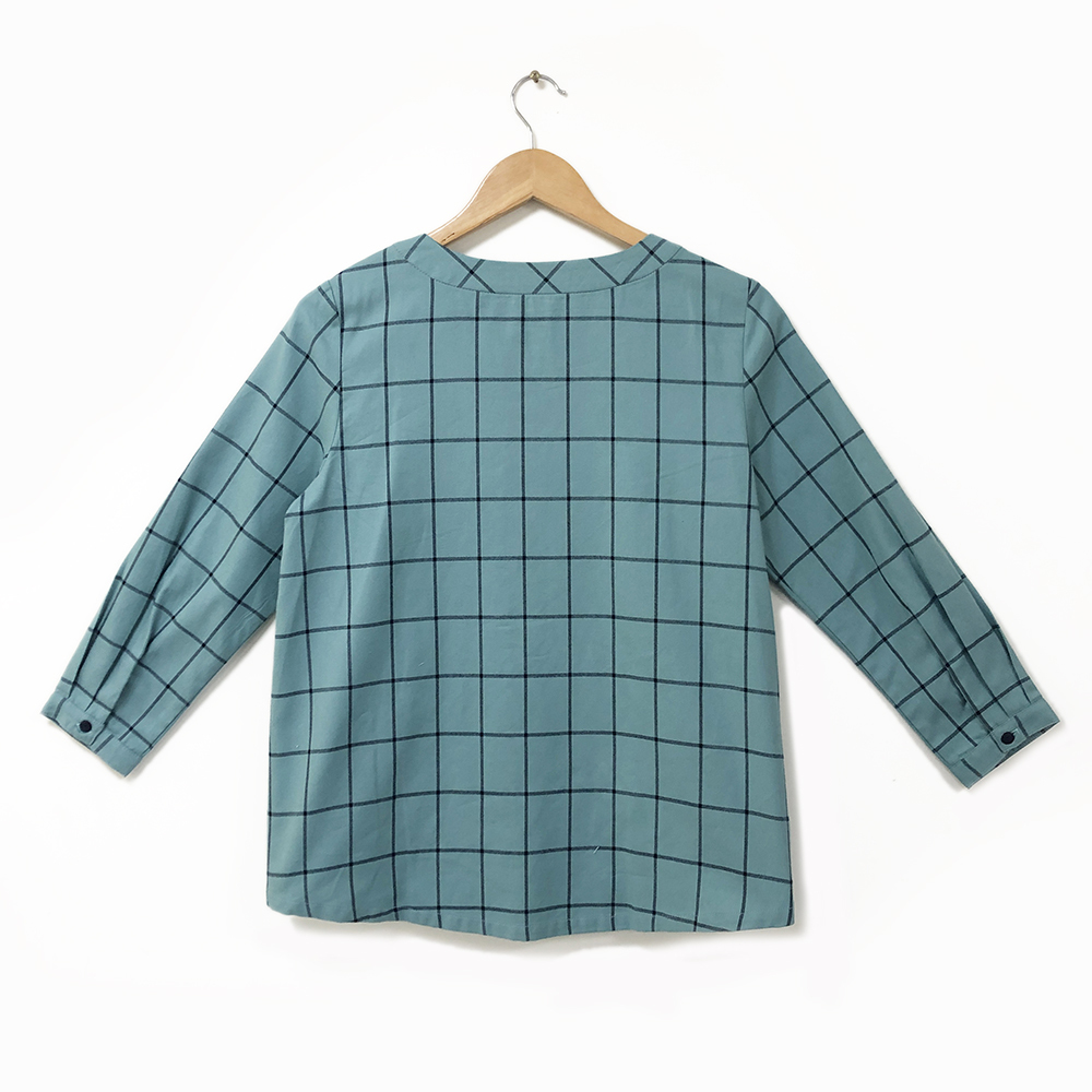 PIPPY 休閒簡約格紋剪接圓領長版上衣 藍綠