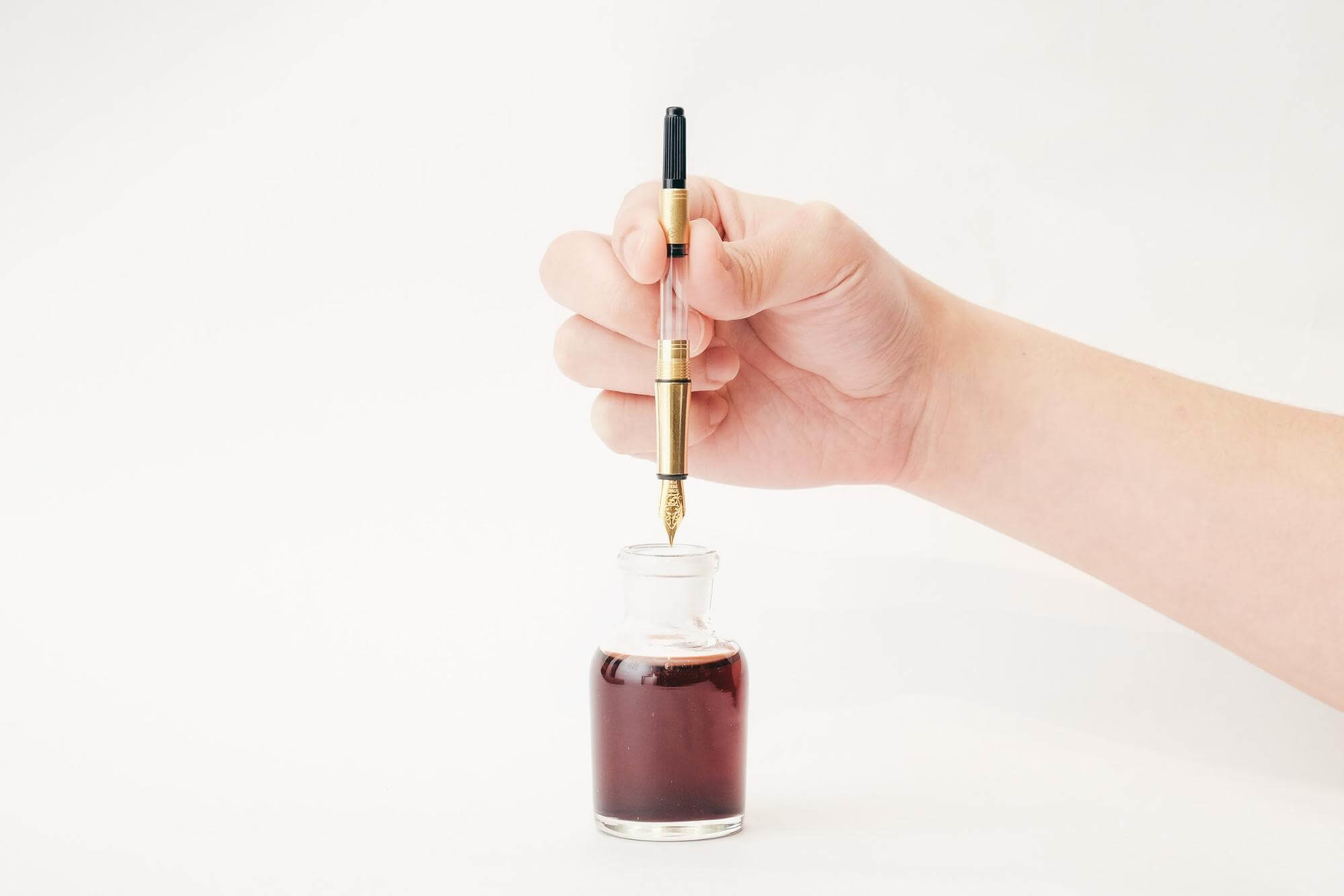 鋼筆墨水的補充方式分成卡式墨水和吸墨器，兩種方式有各自的優缺點，選錯或裝錯可能會導致鋼筆出水太多