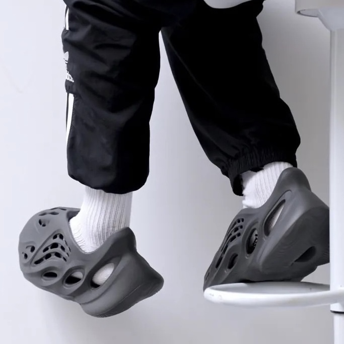 Adidas Yeezy Foam Runner Carbon 炭灰IG5349