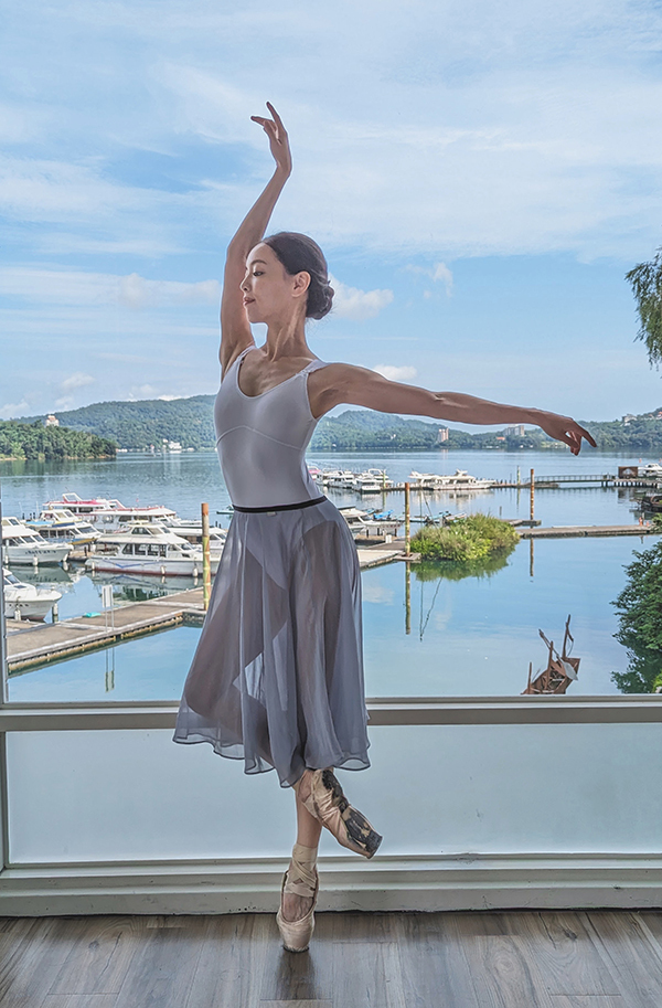 法國 Degas【DG-96 V 蕾絲背心舞衣 (水蜜桃絲)】