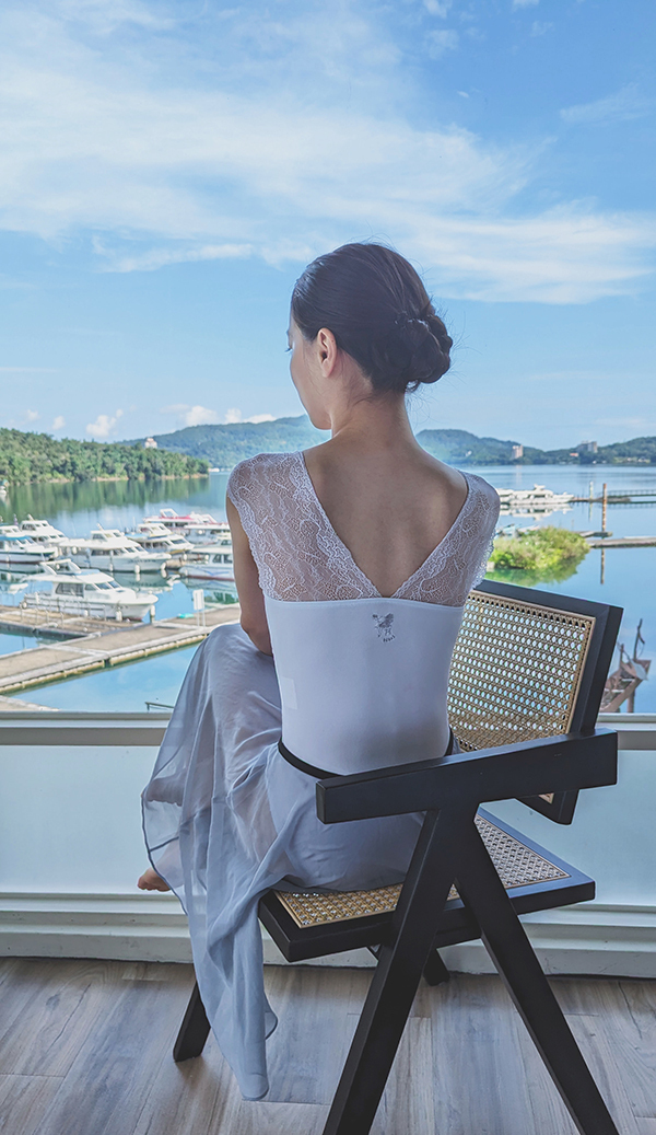 法國 Degas【DG-96 V 蕾絲背心舞衣 (水蜜桃絲)】