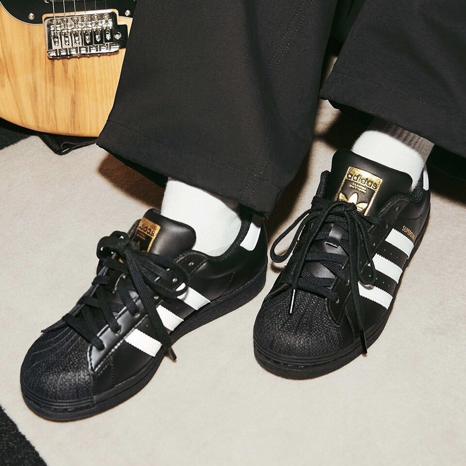 【現貨/代購】ADIDAS SUPER STAR 經典全黑 金標 貝殼鞋 EG4959