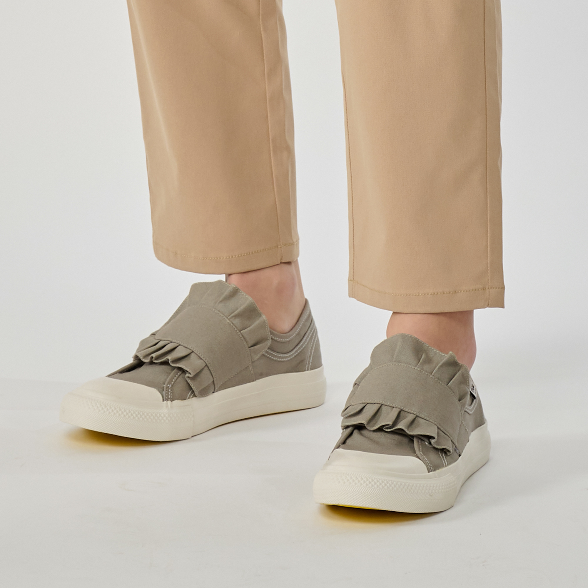 moz Sweden Moose French Cream Petal Shoes (green)