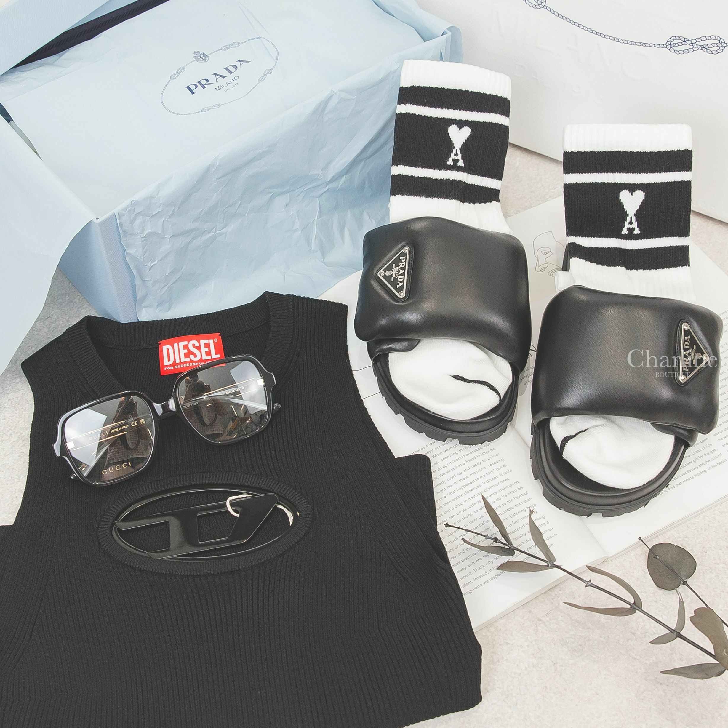 Gucci Square Optical Frame 黑色方框側邊金色 GUCCI 平光眼鏡,Prada Soft Padded Nappa Leather Slides 黑色三角銀字Logo軟墊皮革拖鞋-Charline Boutique 精品代購